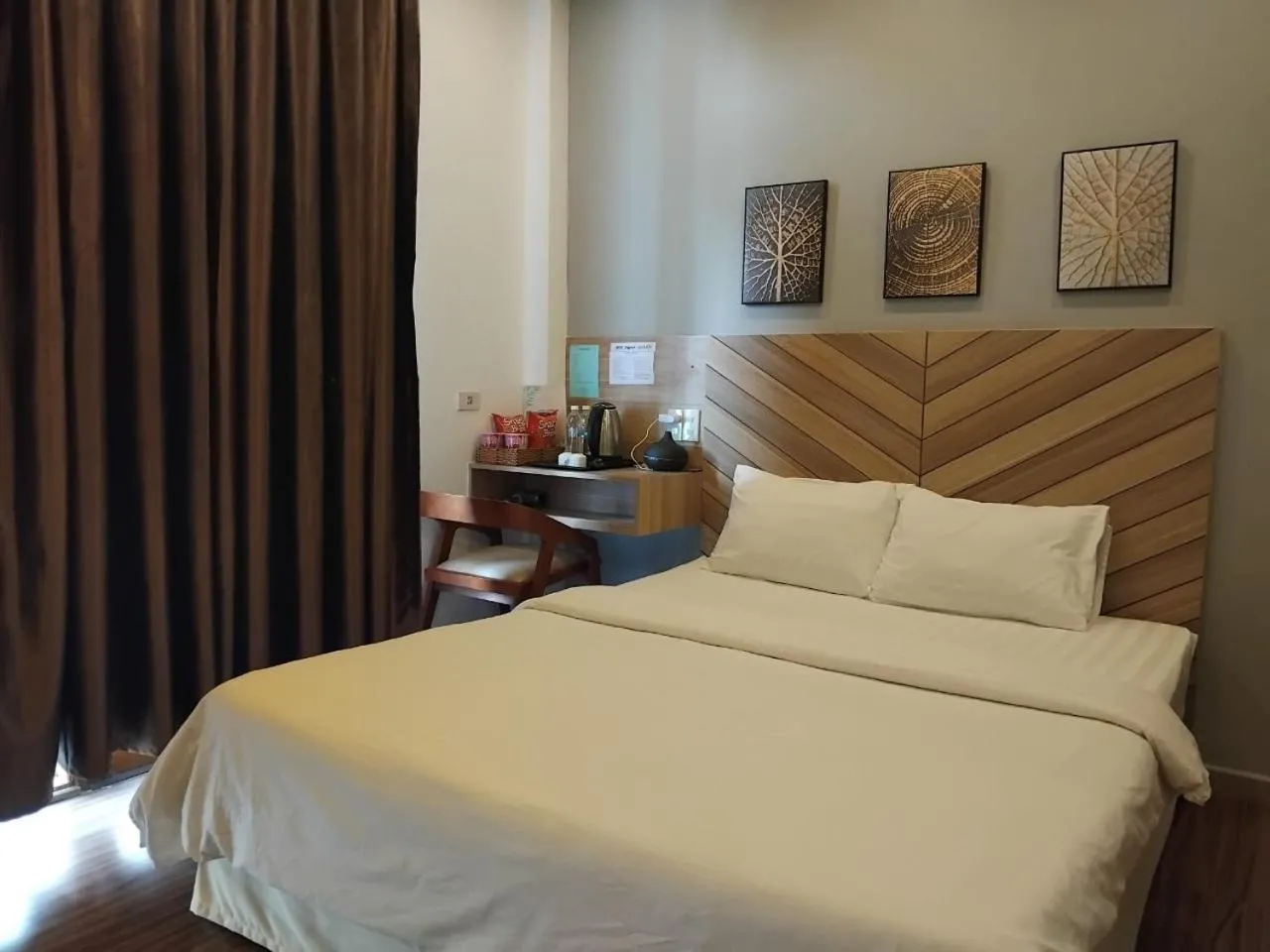 Photo of the whole room, Bed in Vindy House