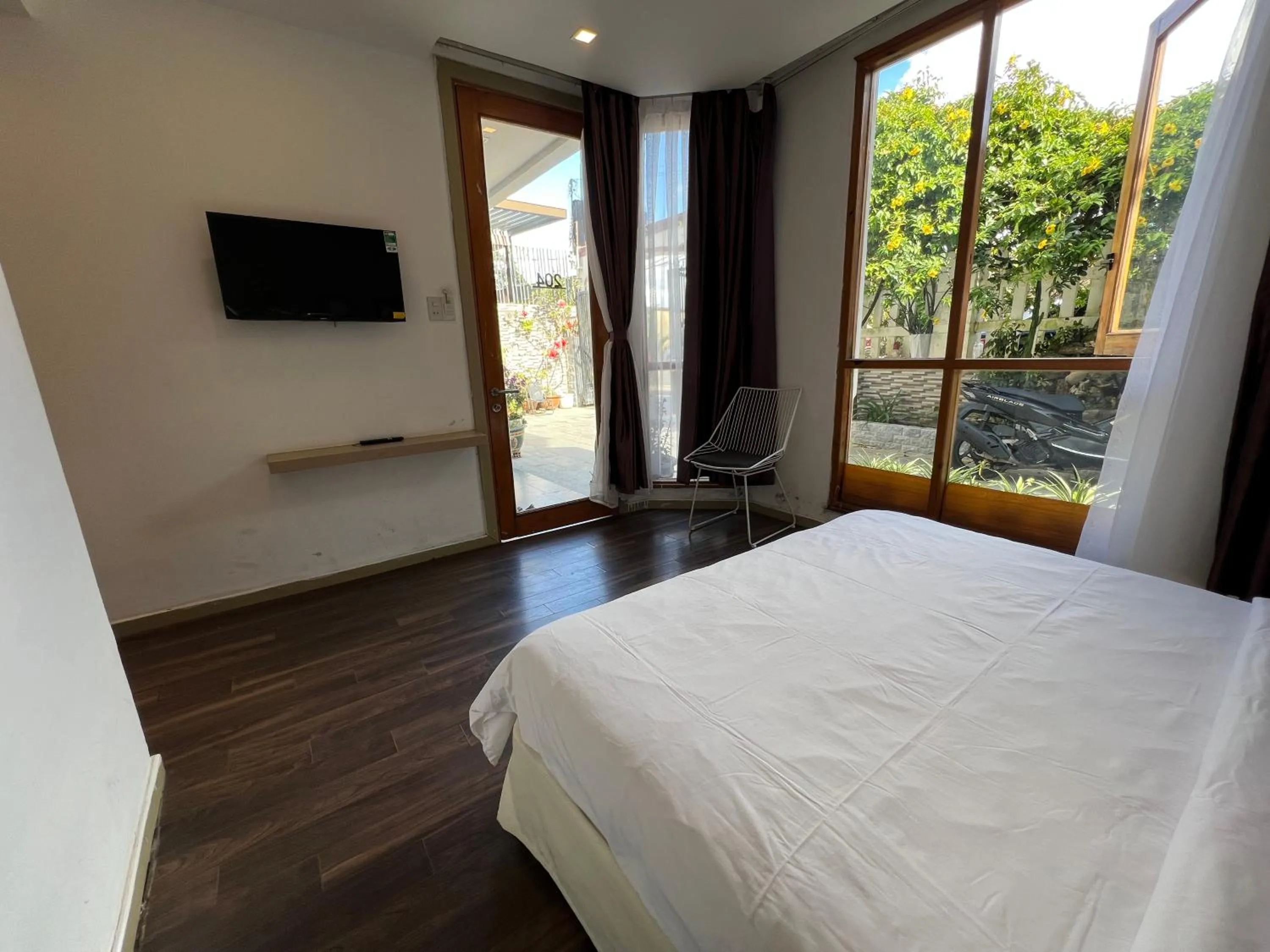 Bedroom, Bed in Vindy House
