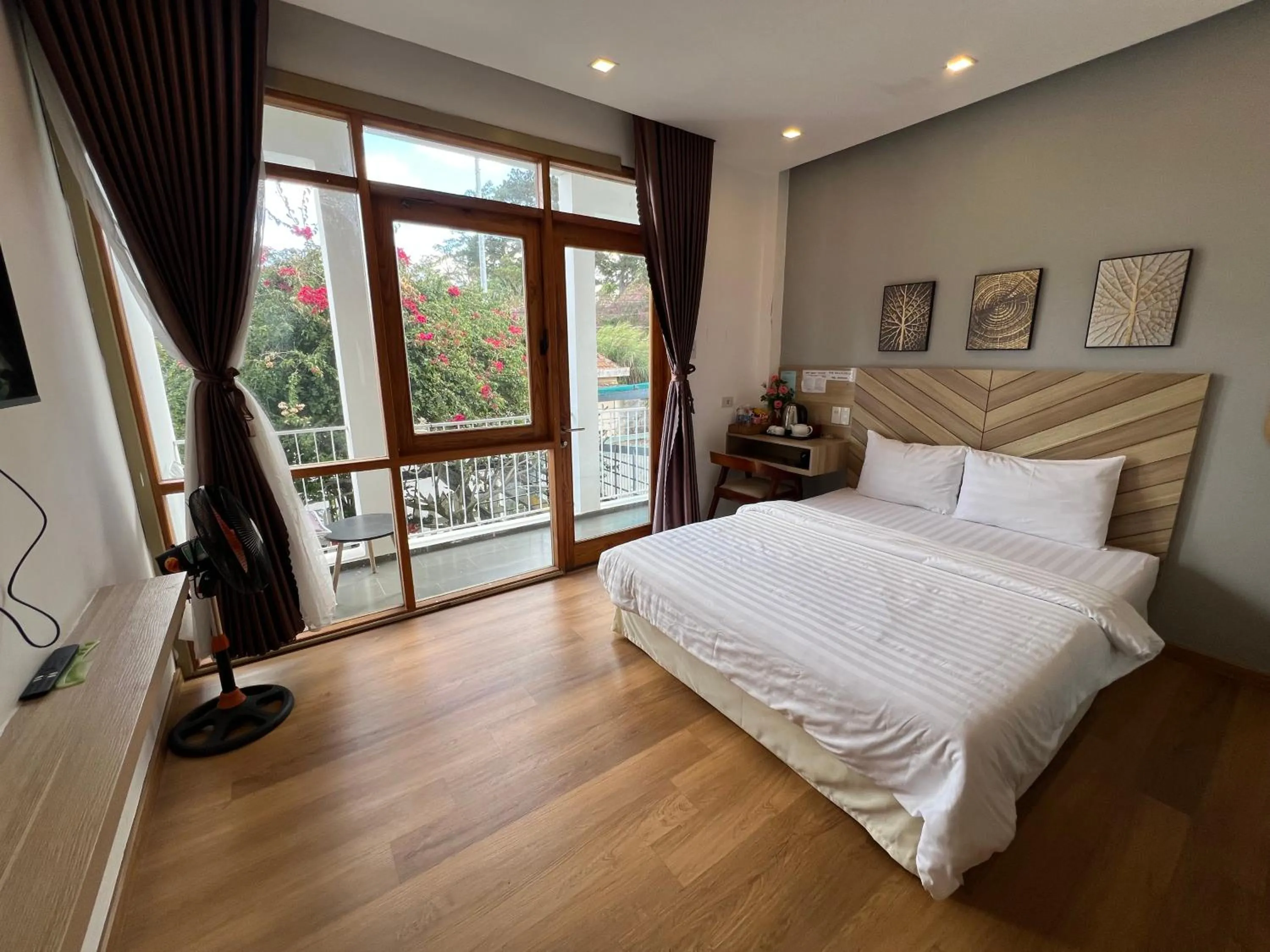 Photo of the whole room, Bed in Vindy House