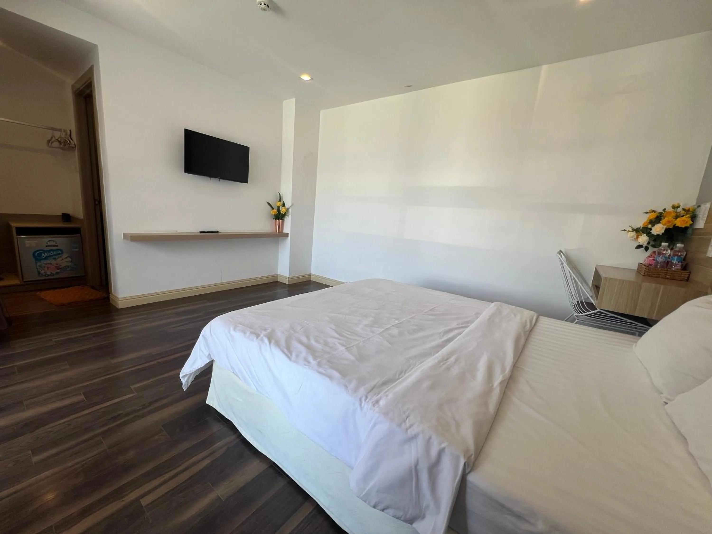 Photo of the whole room, Bed in Vindy House