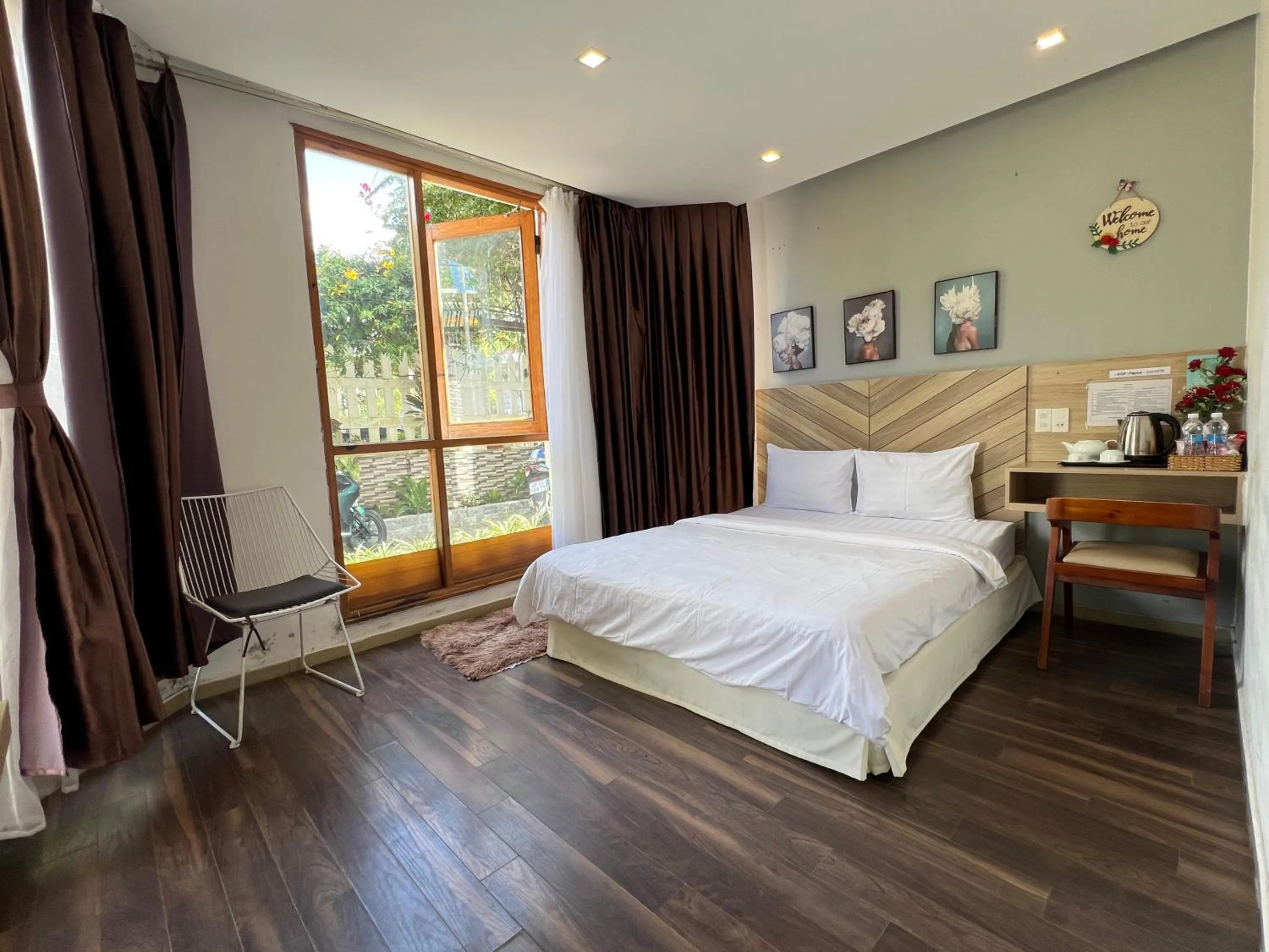 Bedroom, Bed in Vindy House