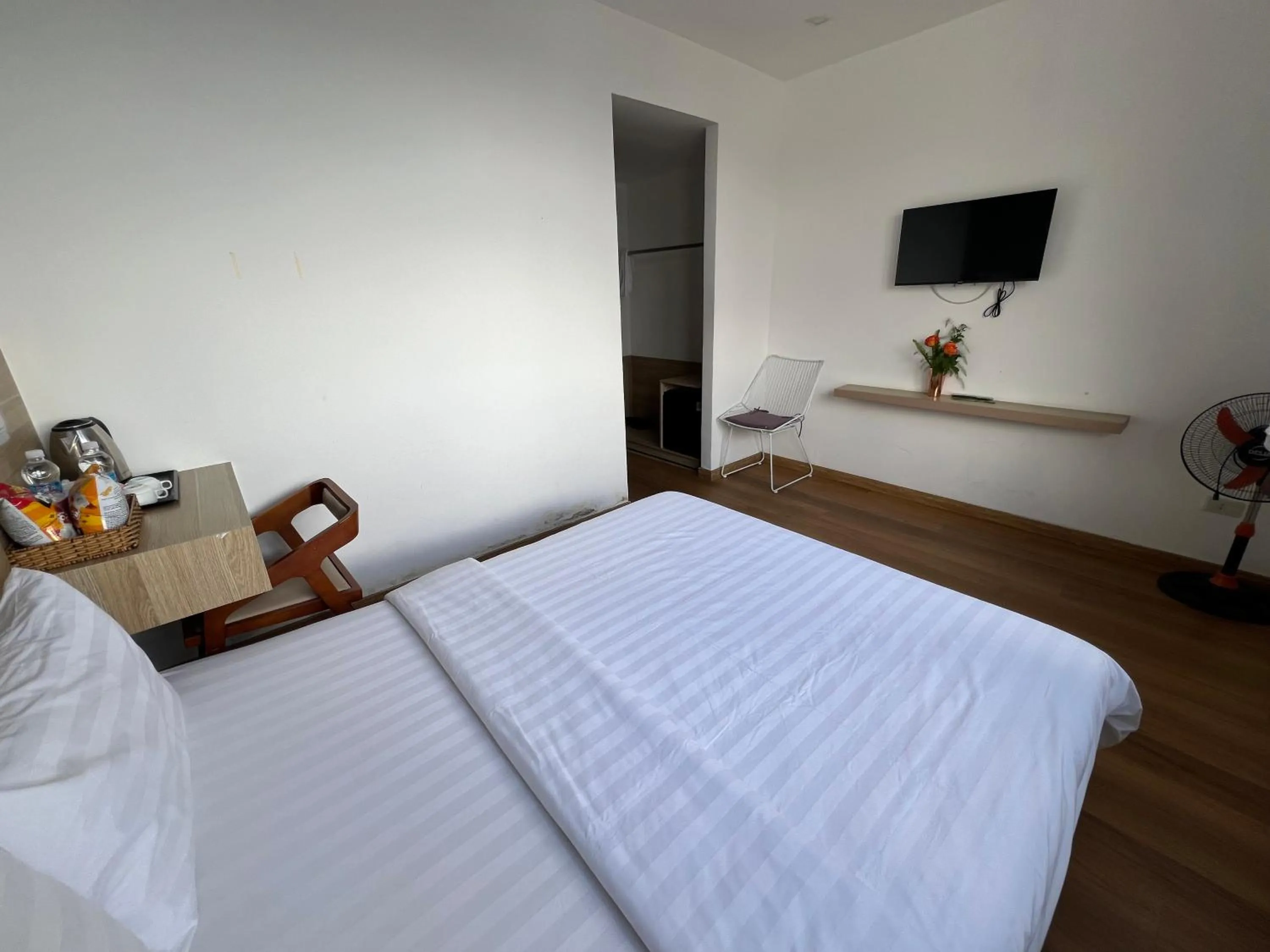 Photo of the whole room, Bed in Vindy House