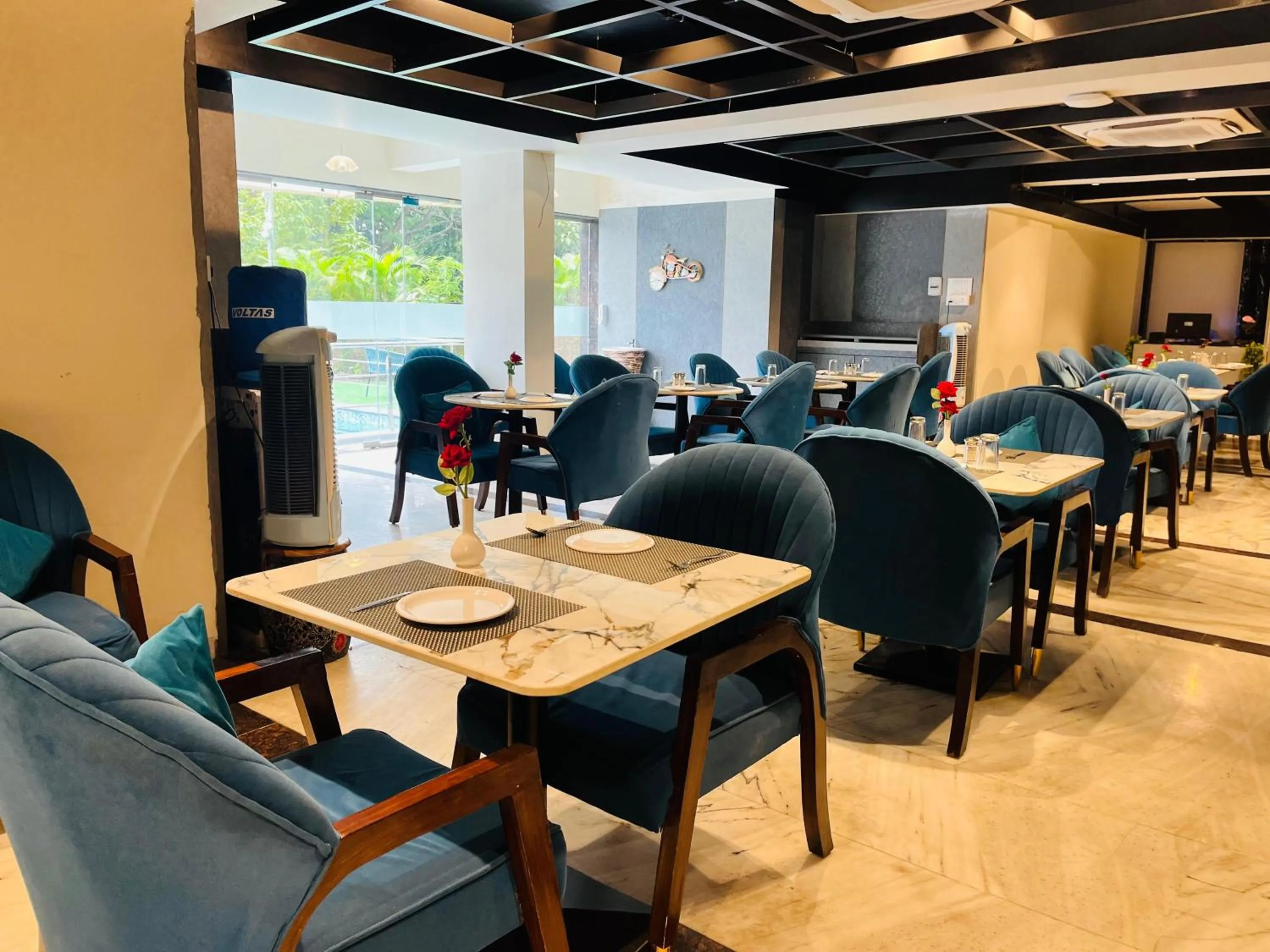 Restaurant/places to eat in Misty Blue Resort and Villas