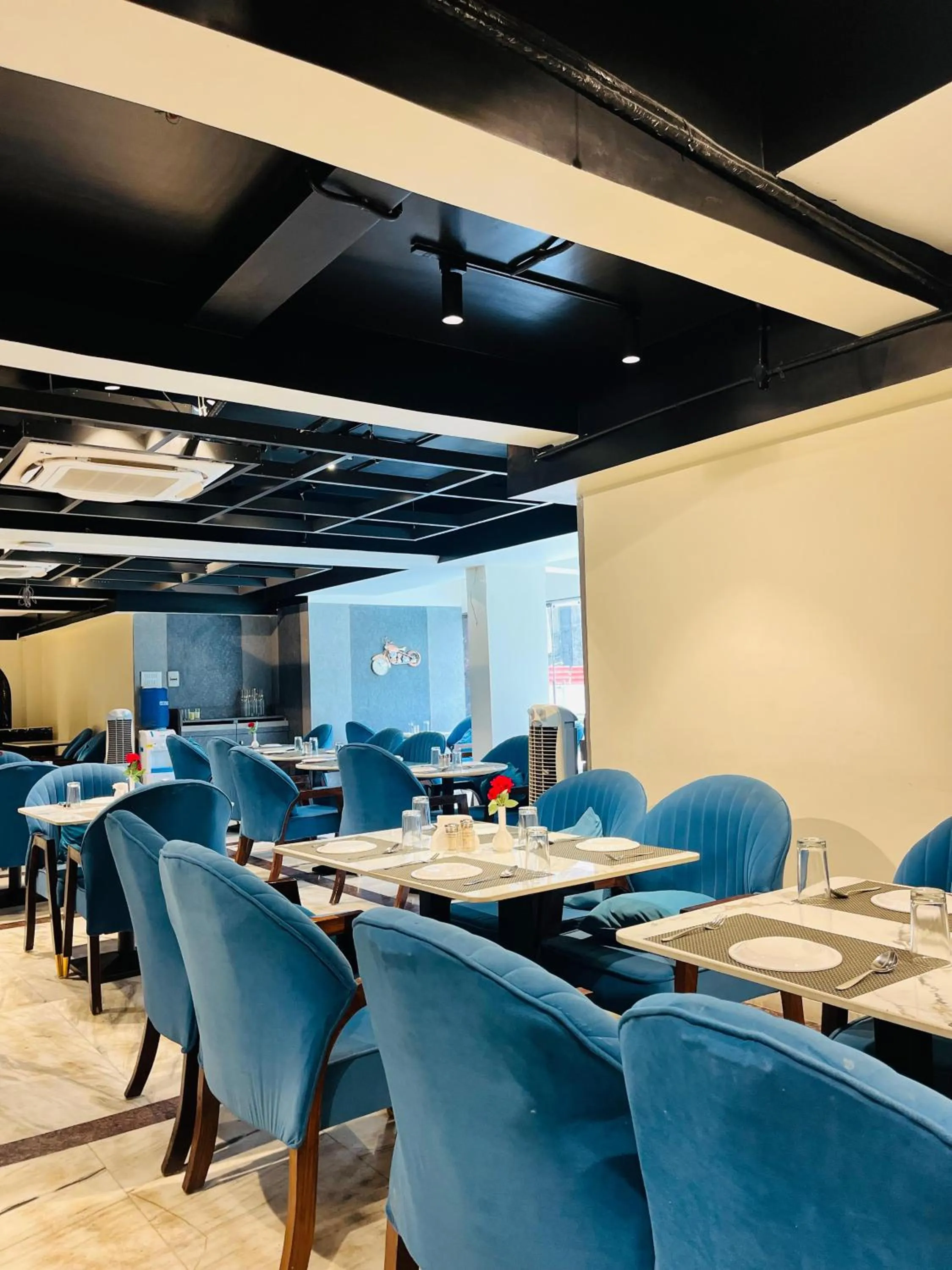 Restaurant/places to eat in Misty Blue Resort and Villas