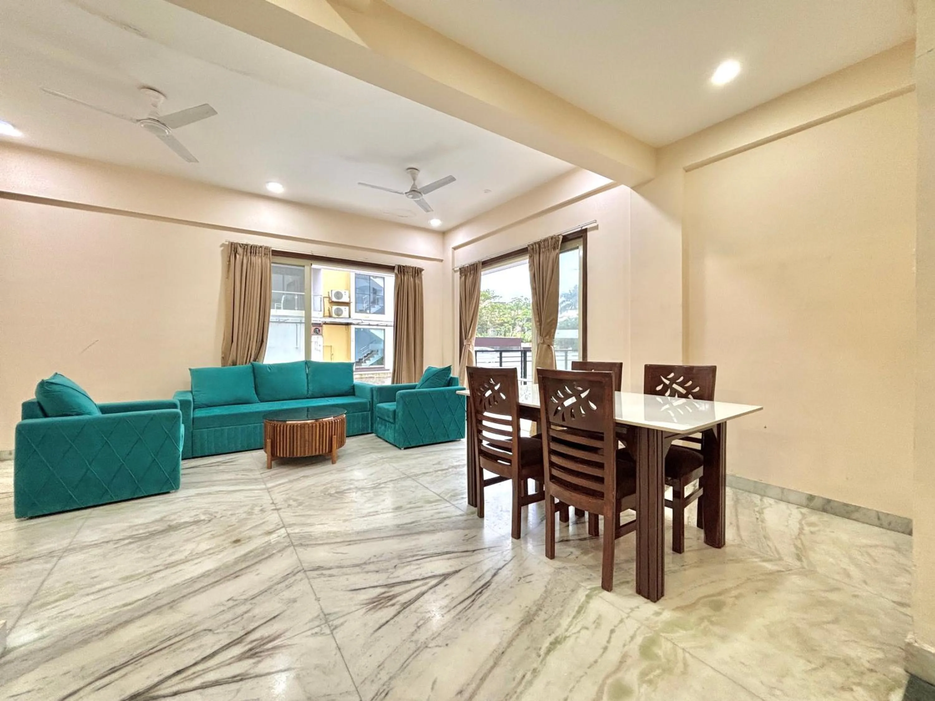 Dining area in Misty Blue Resort and Villas