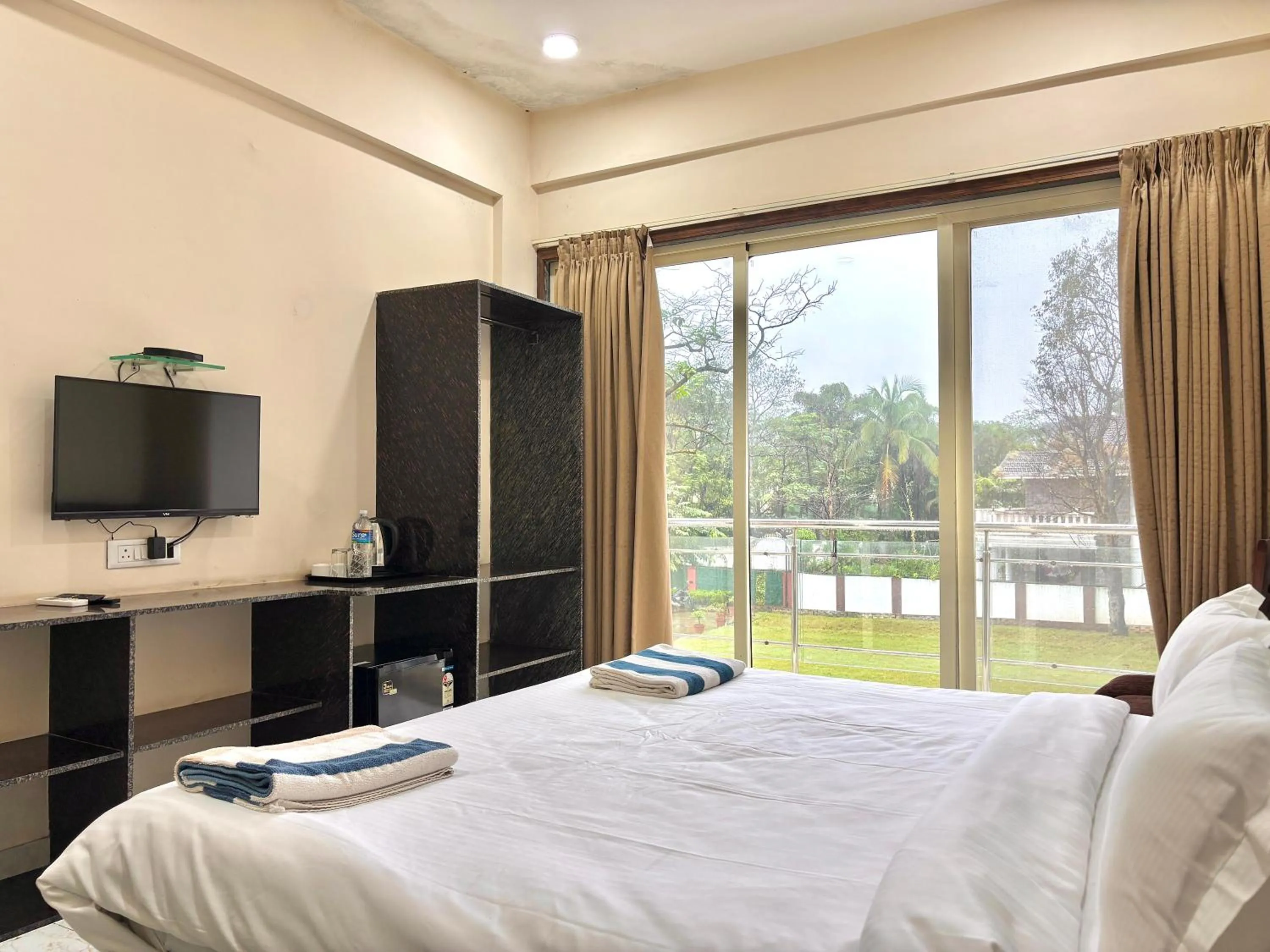 Bed in Misty Blue Resort and Villas