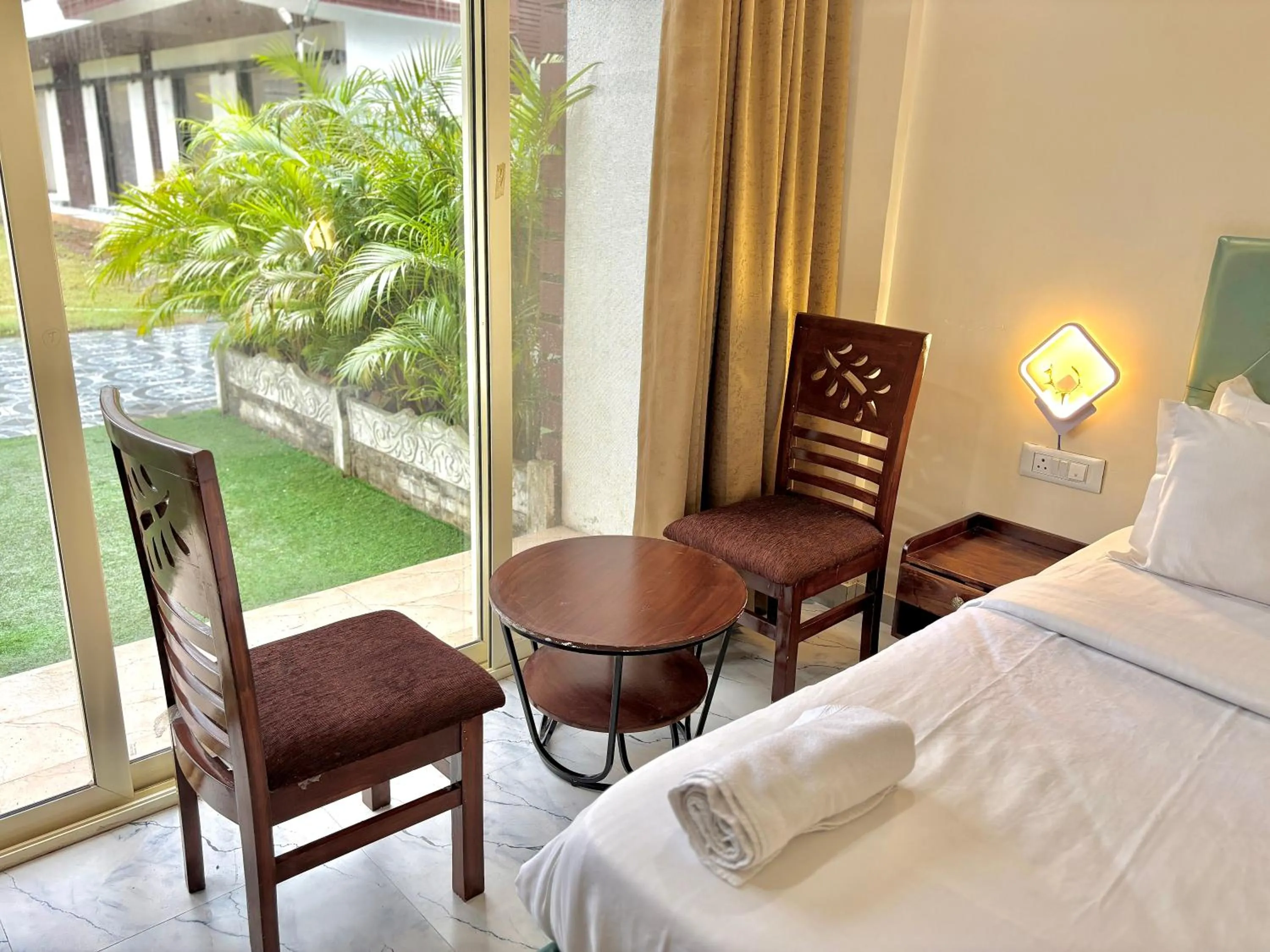 Seating area, Bed in Misty Blue Resort and Villas