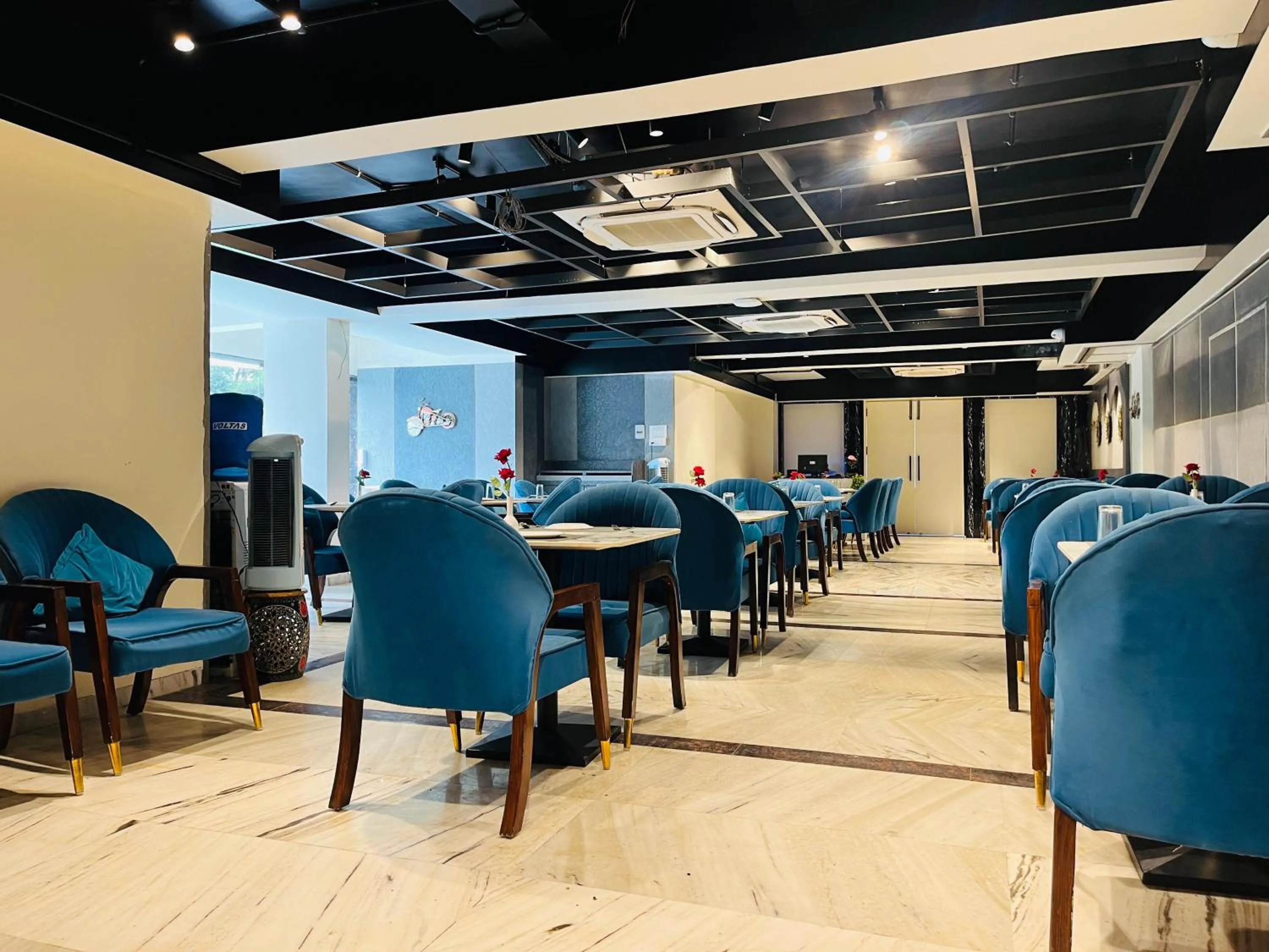 Restaurant/places to eat in Misty Blue Resort and Villas