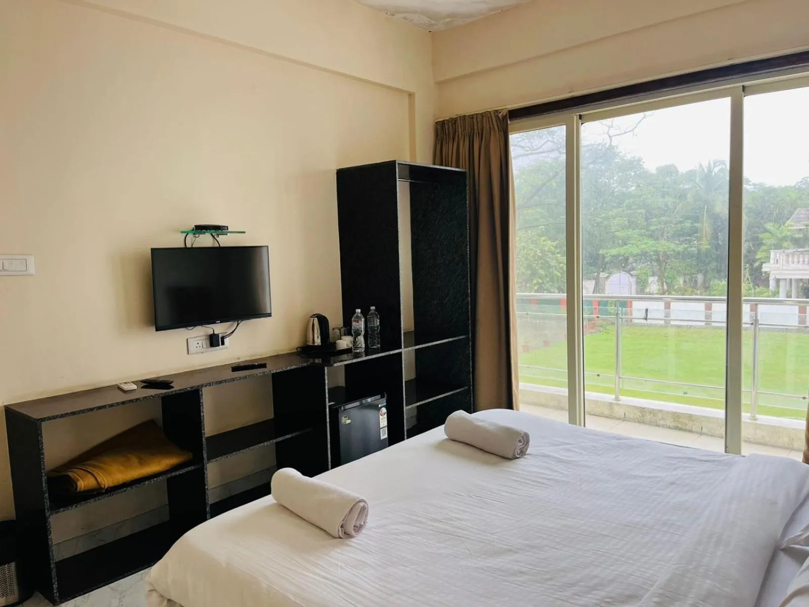 Bed in Misty Blue Resort and Villas