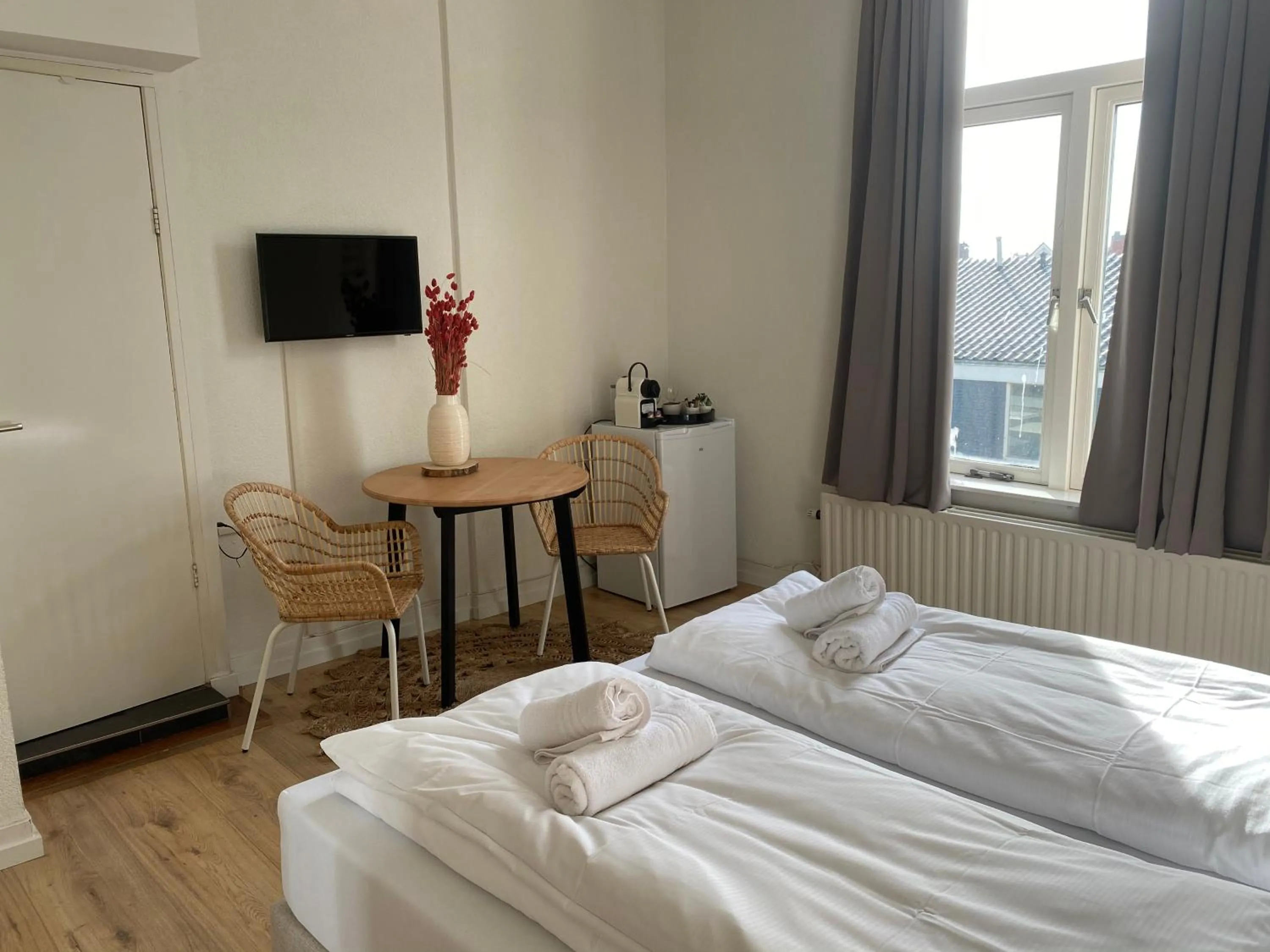 Communal lounge/ TV room, Bed in Hotel Doppenberg