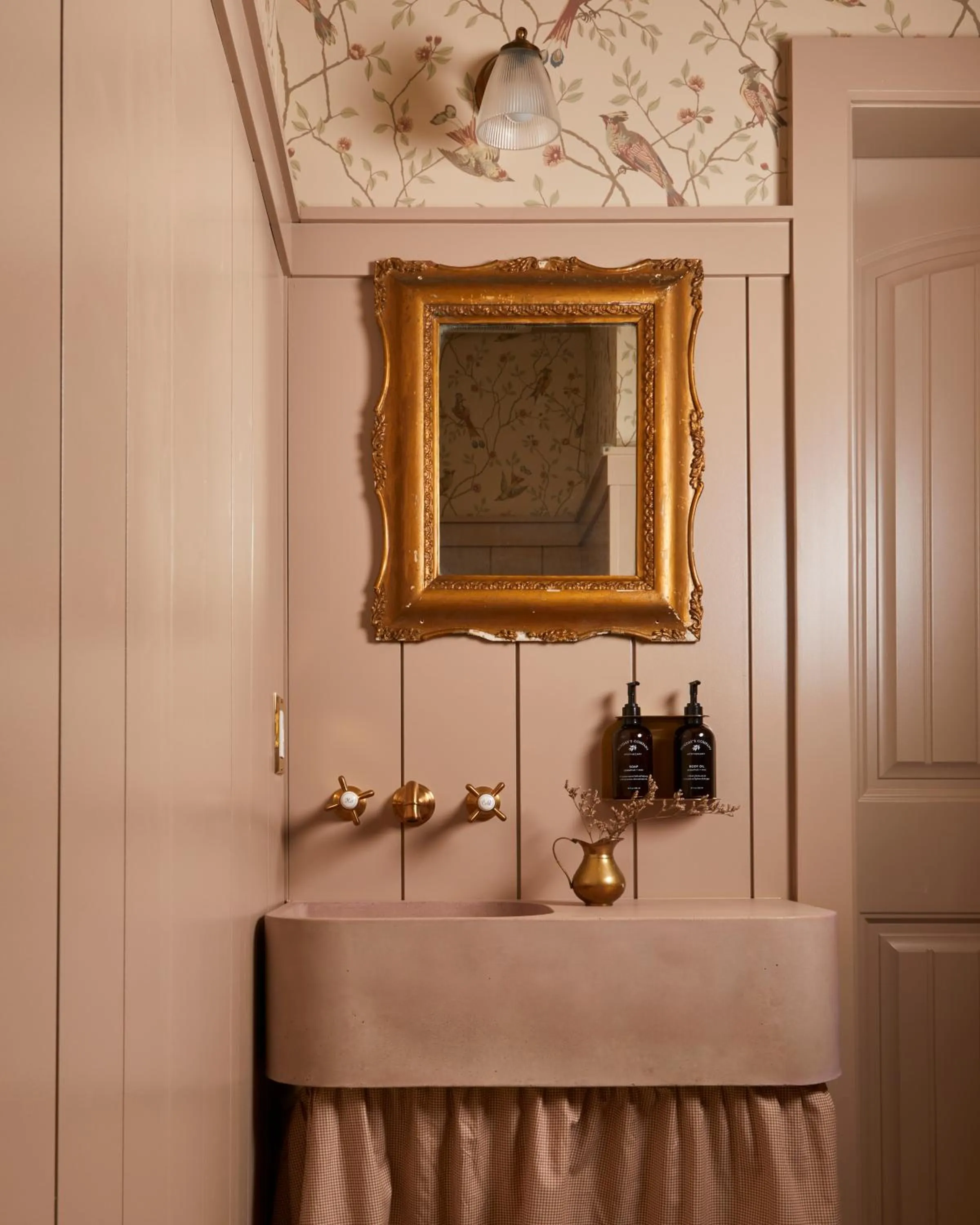 Bathroom in The June Motel, Beaver Valley