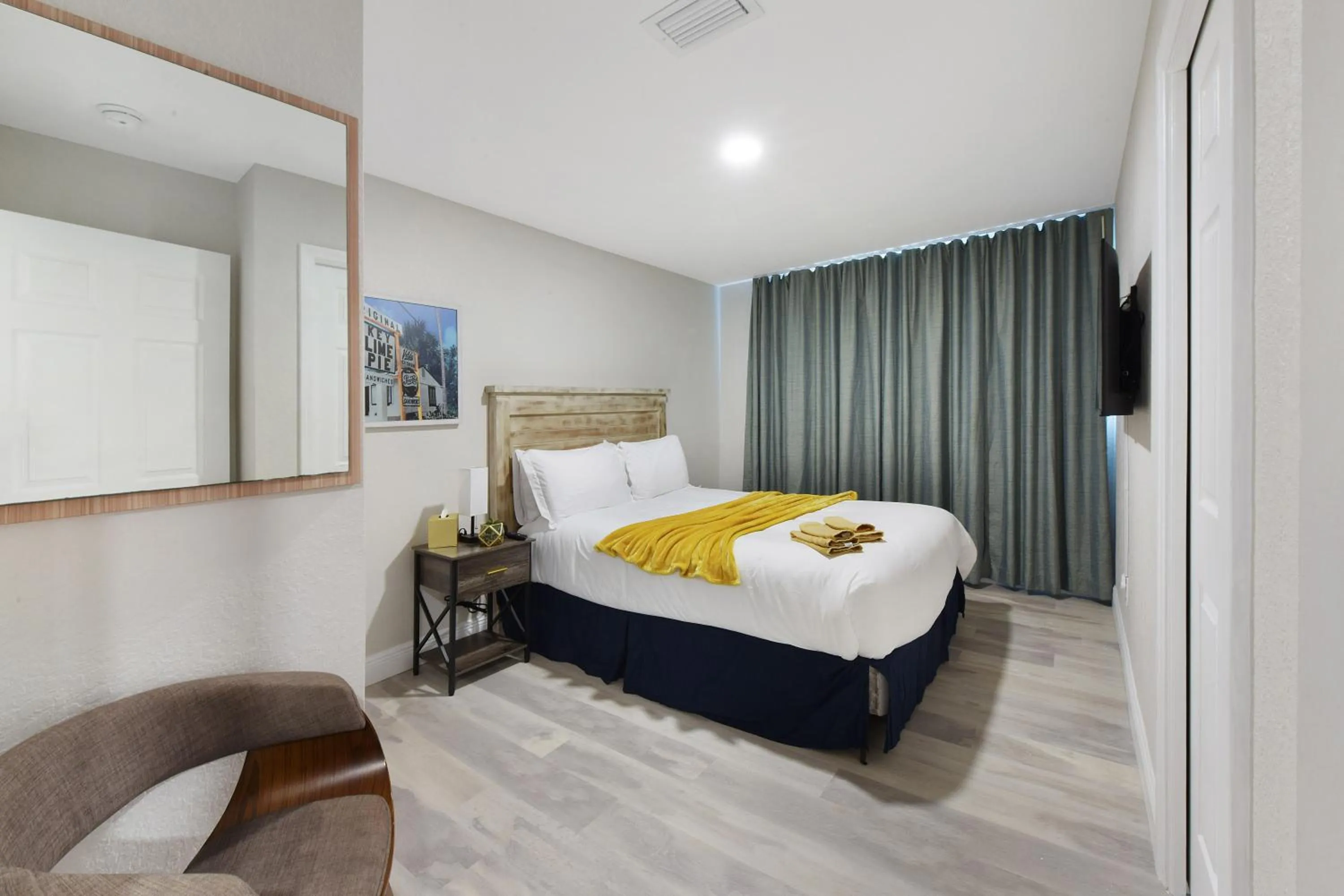 Bedroom, Bed in Palm Cove Motel