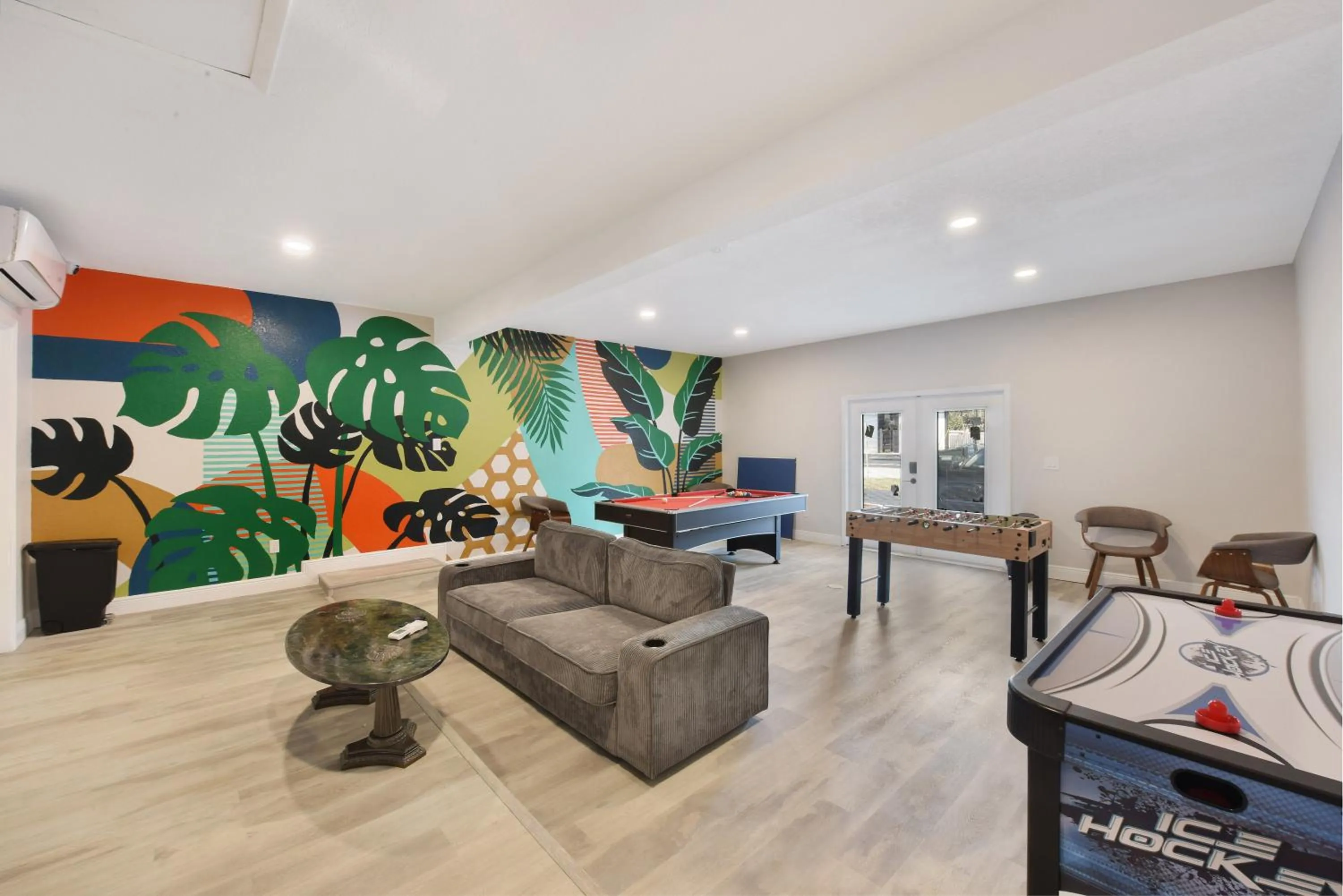 Game Room in Palm Cove Motel