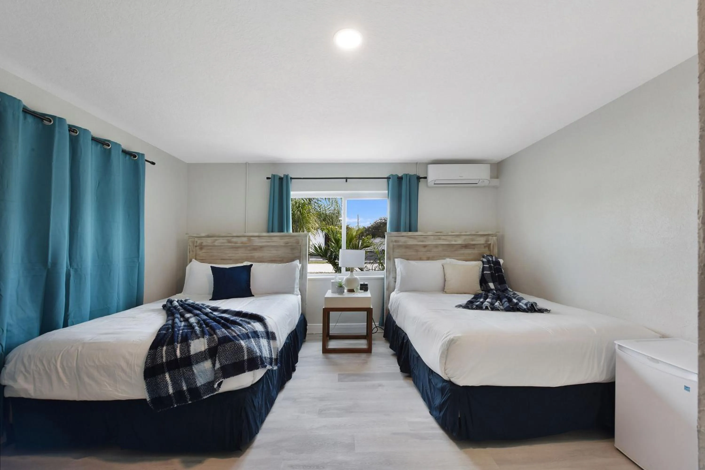 Bedroom, Bed in Palm Cove Motel