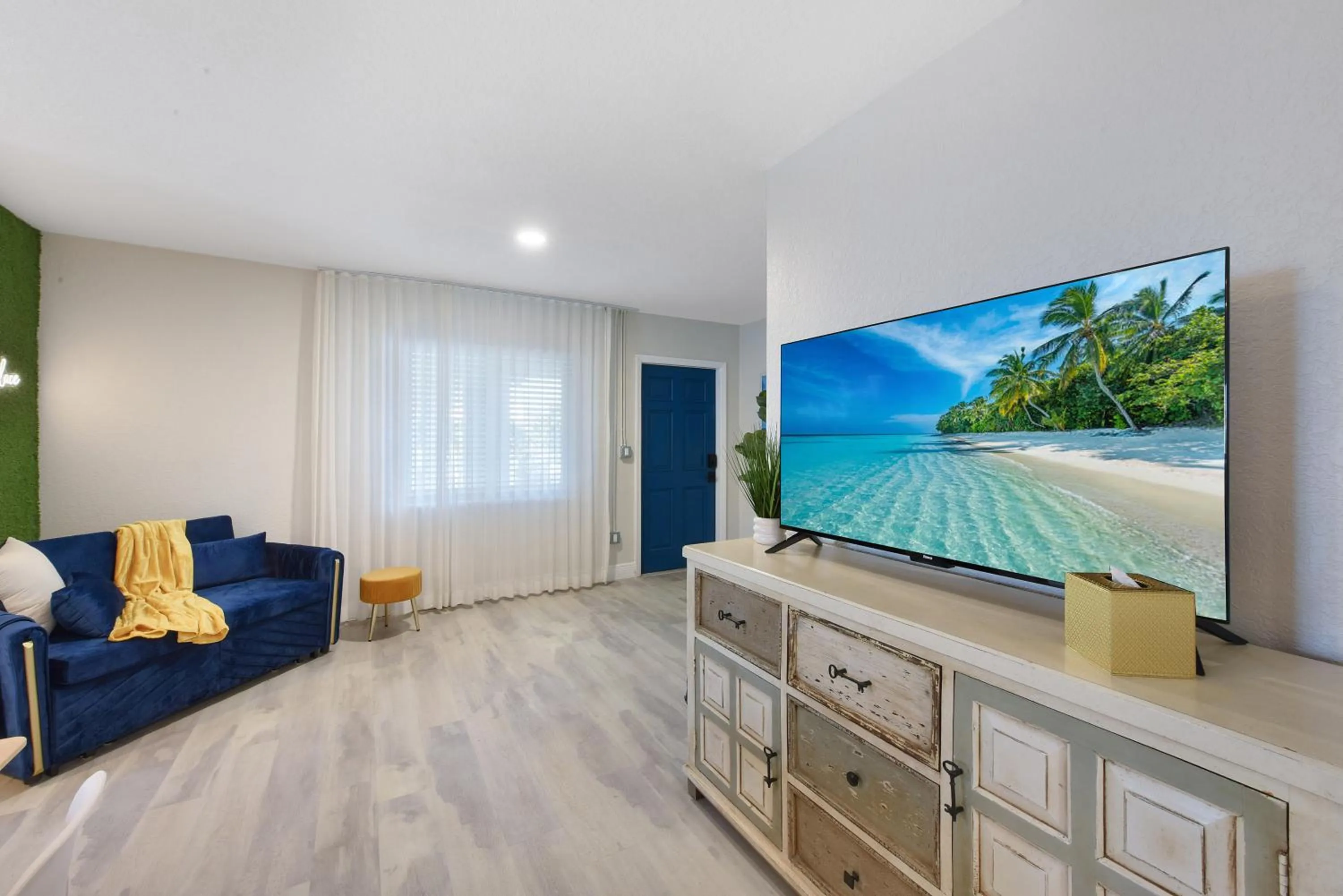 Living room in Palm Cove Motel
