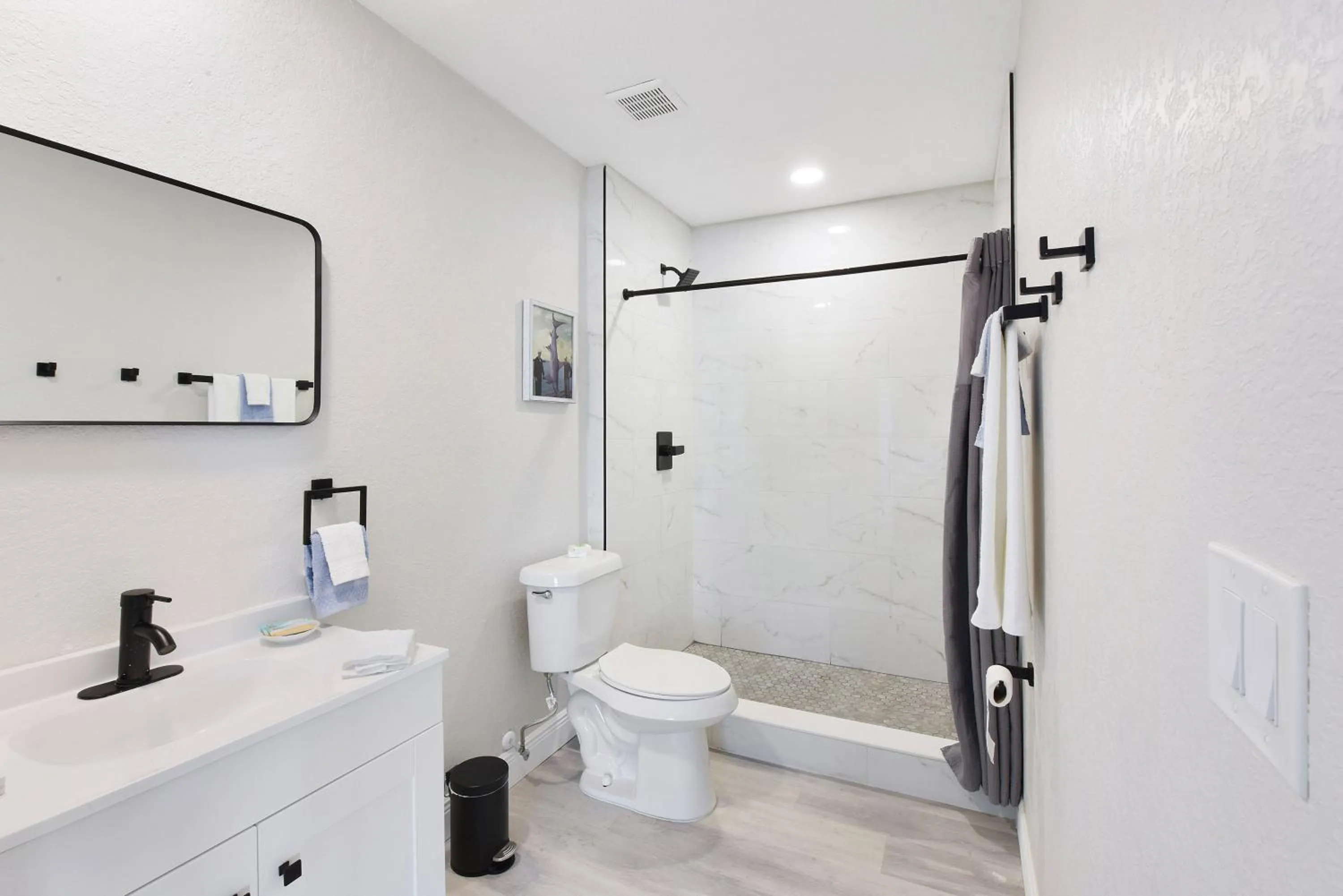 Bathroom in Palm Cove Motel