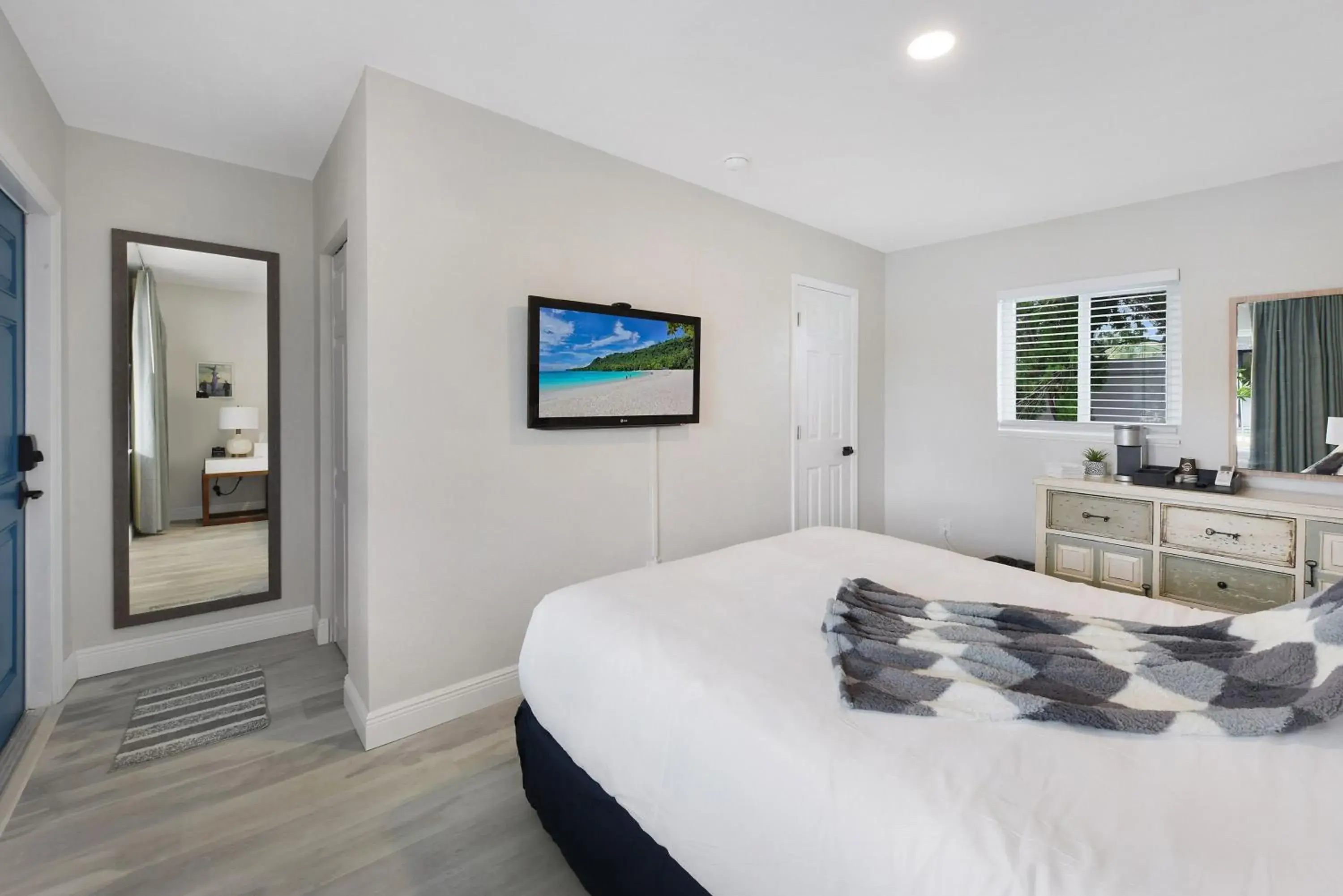 Bedroom, Bed in Palm Cove Motel Bedroom, Bed in Palm Cove Motel
