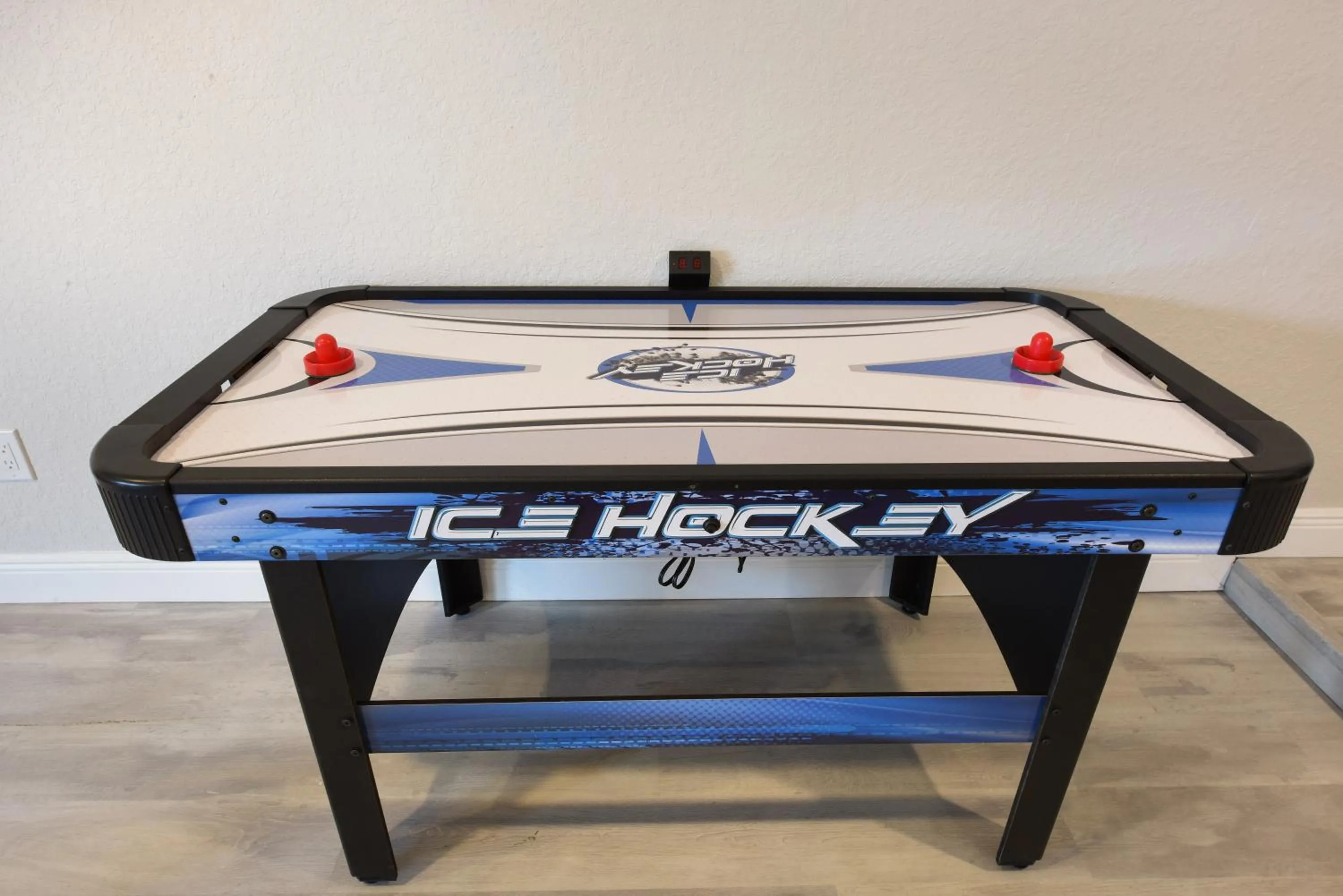 Game Room in Palm Cove Motel