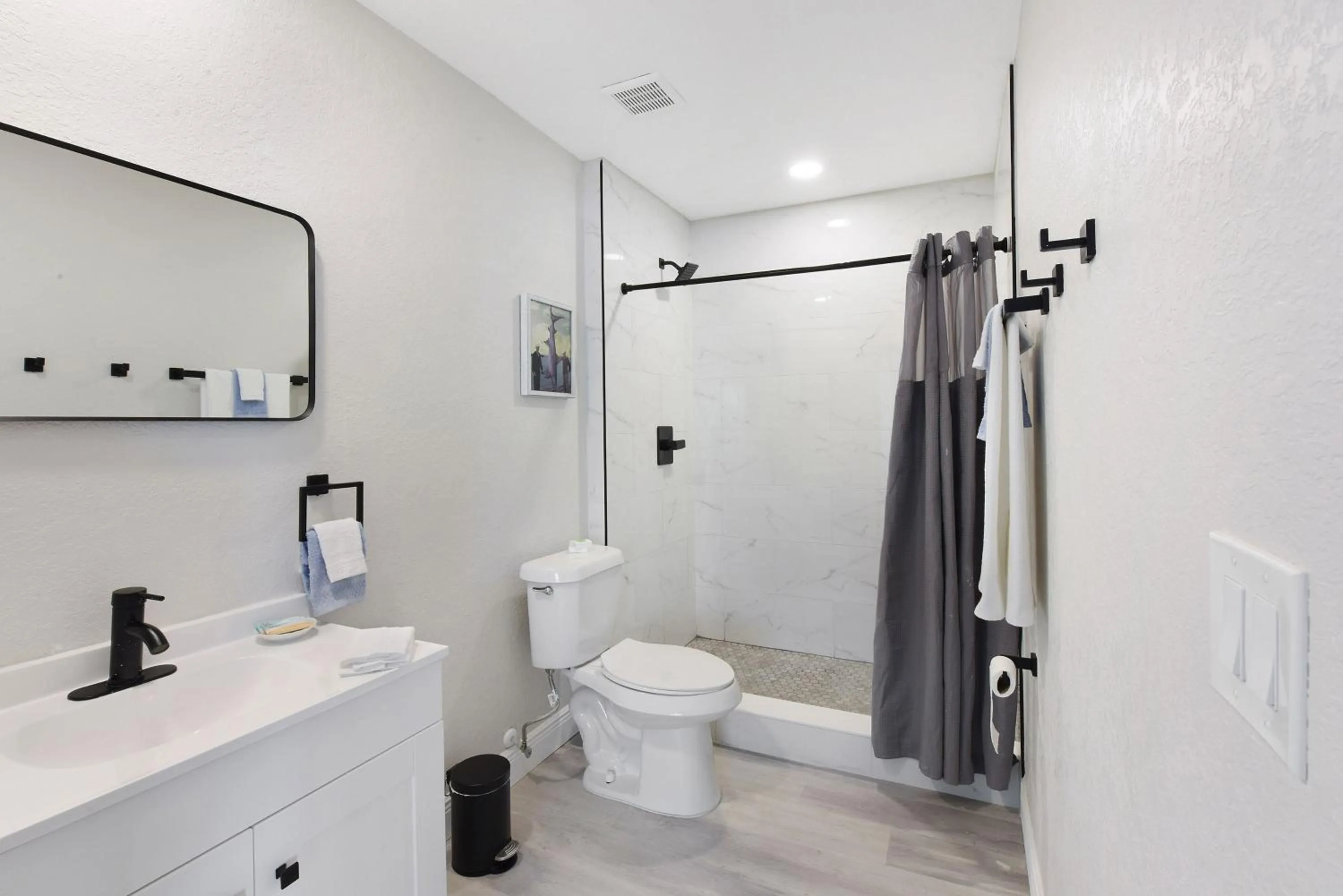Bathroom in Palm Cove Motel