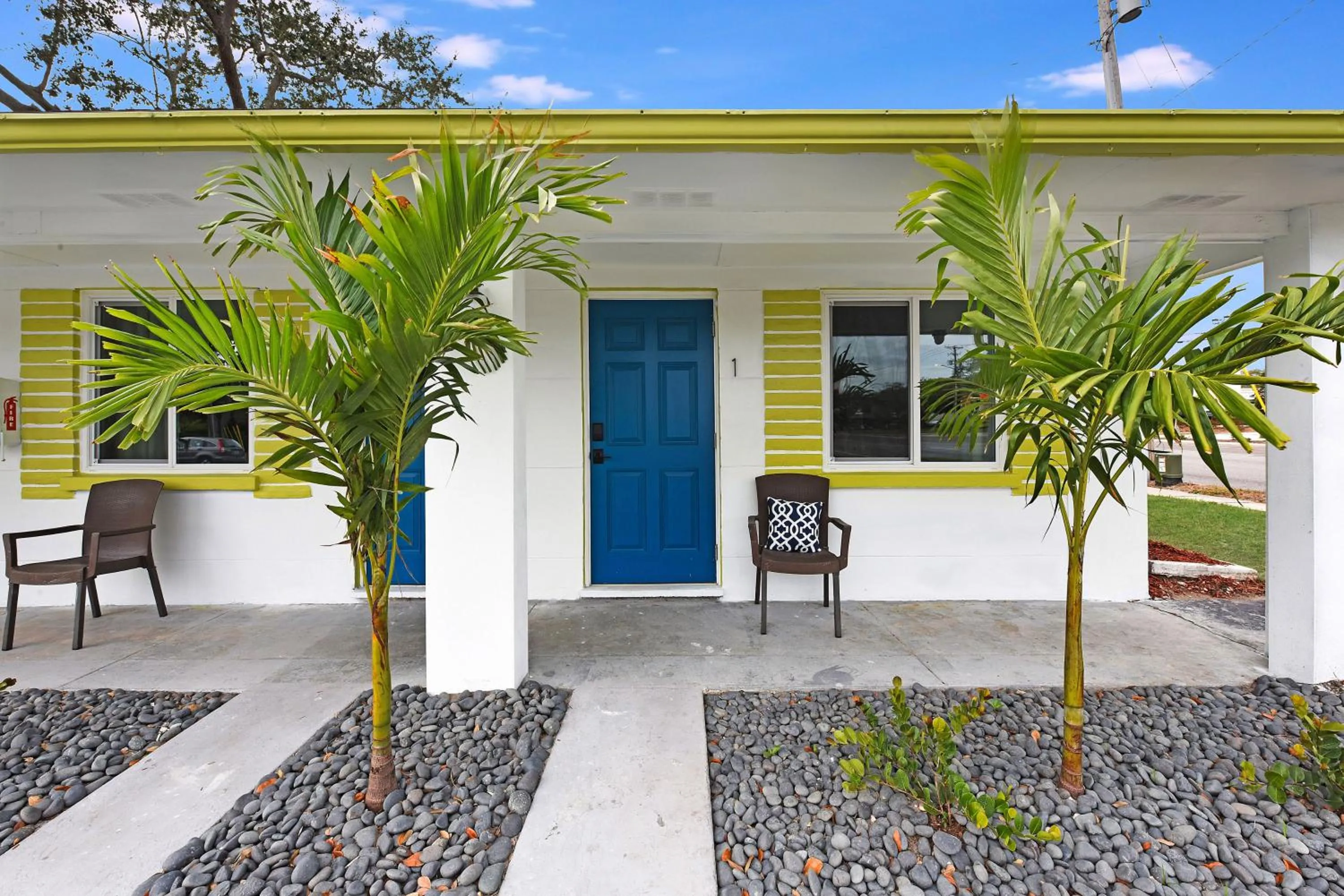 Property building in Palm Cove Motel