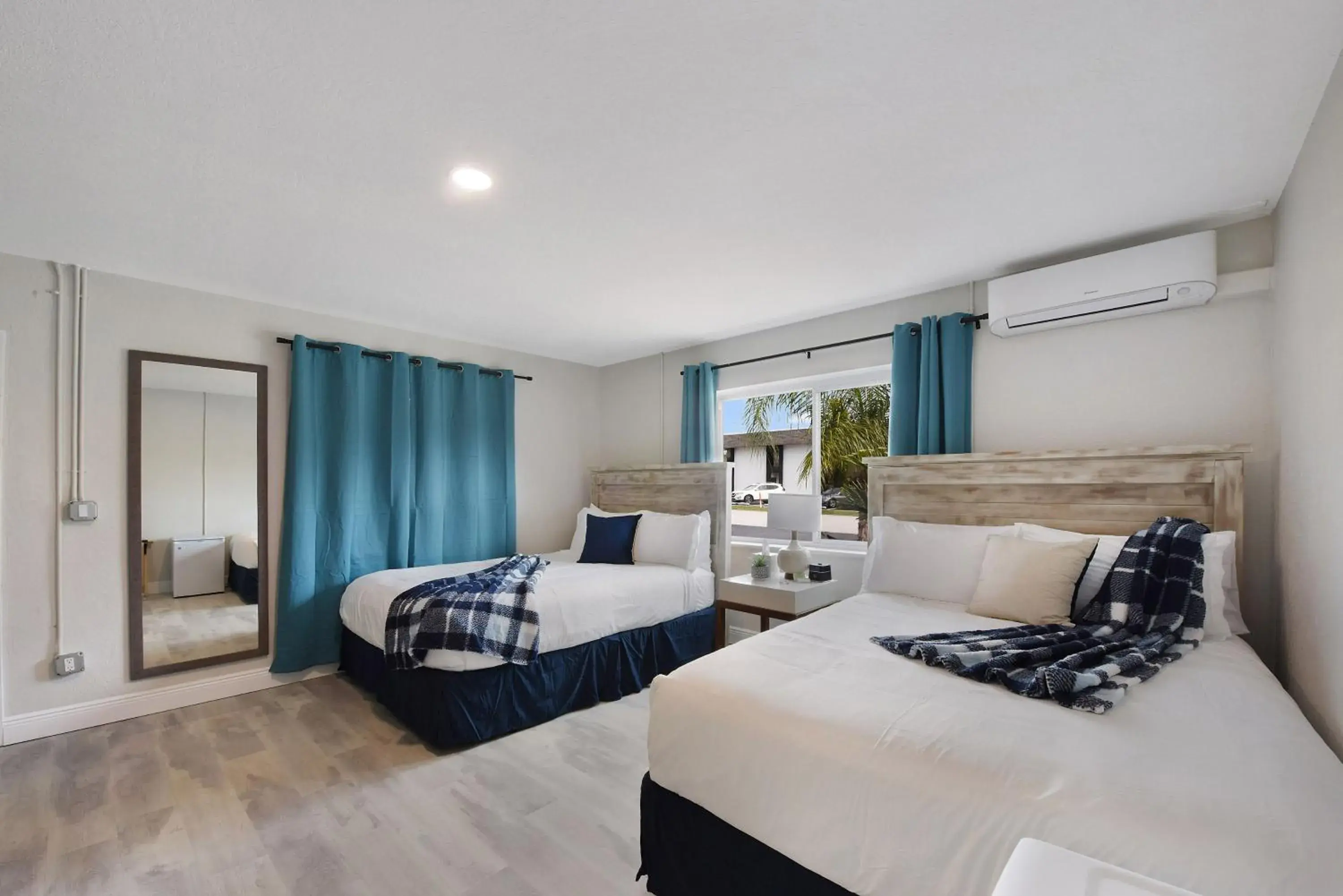 Bedroom, Bed in Palm Cove Motel Bedroom, Bed in Palm Cove Motel