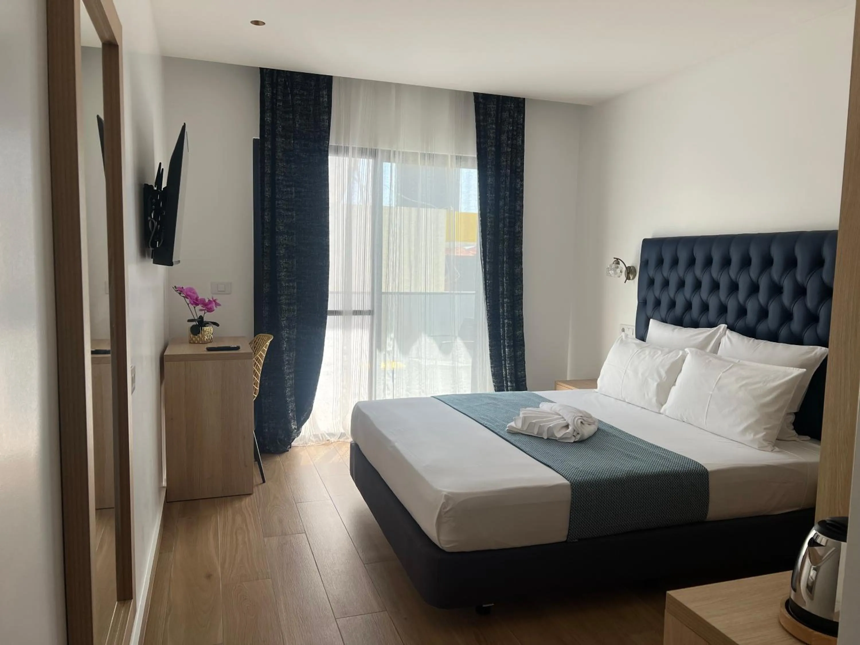 Bedroom, Bed in Hôtel Blue Sky