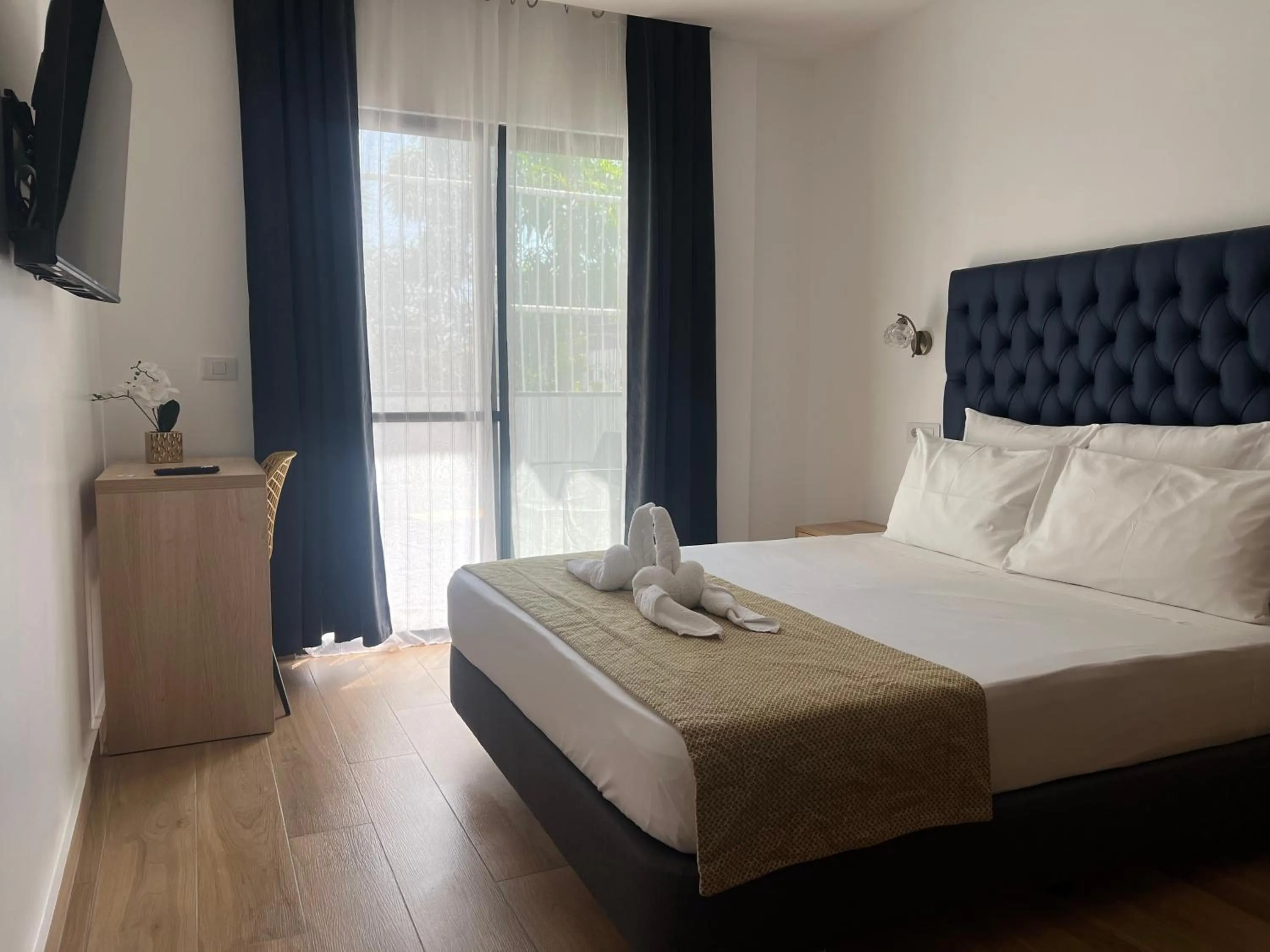 Bedroom, Bed in Hôtel Blue Sky