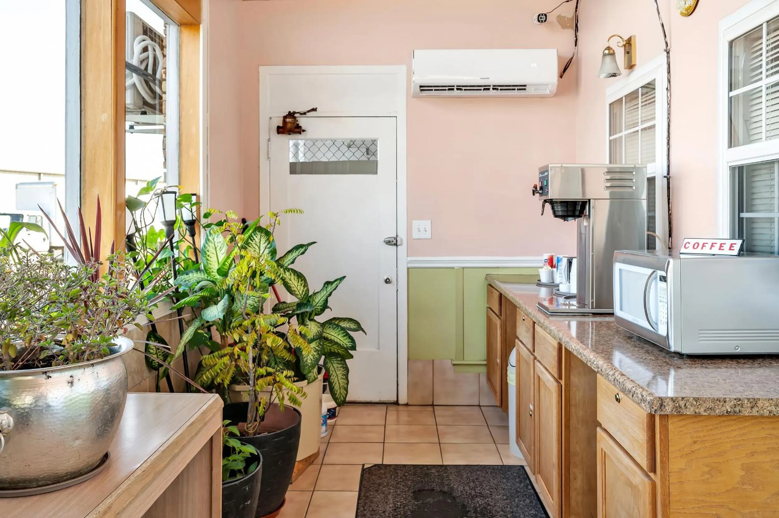 Coffee/tea facilities in TRAVELER'S INN