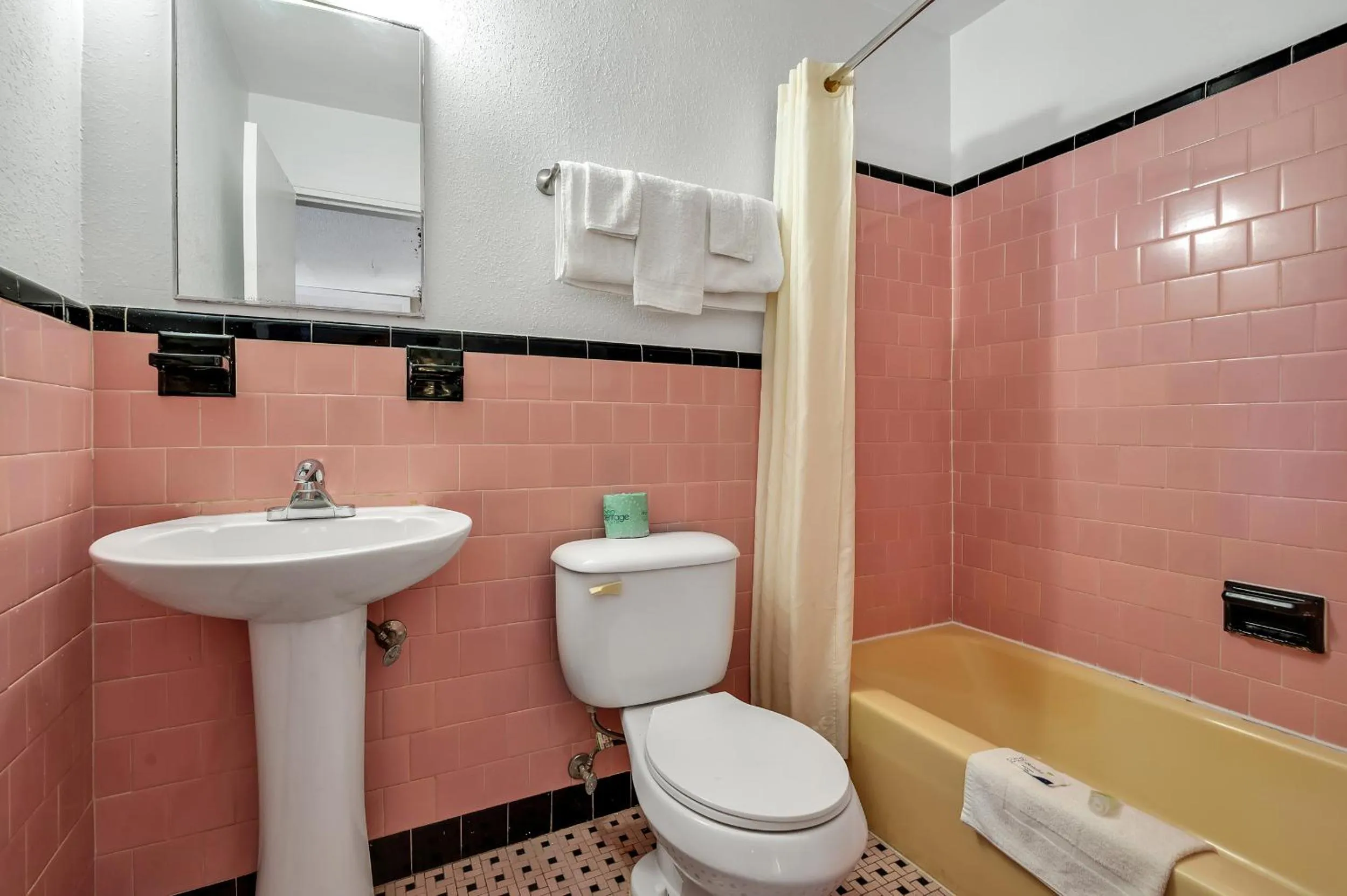 Bathroom in TRAVELER'S INN