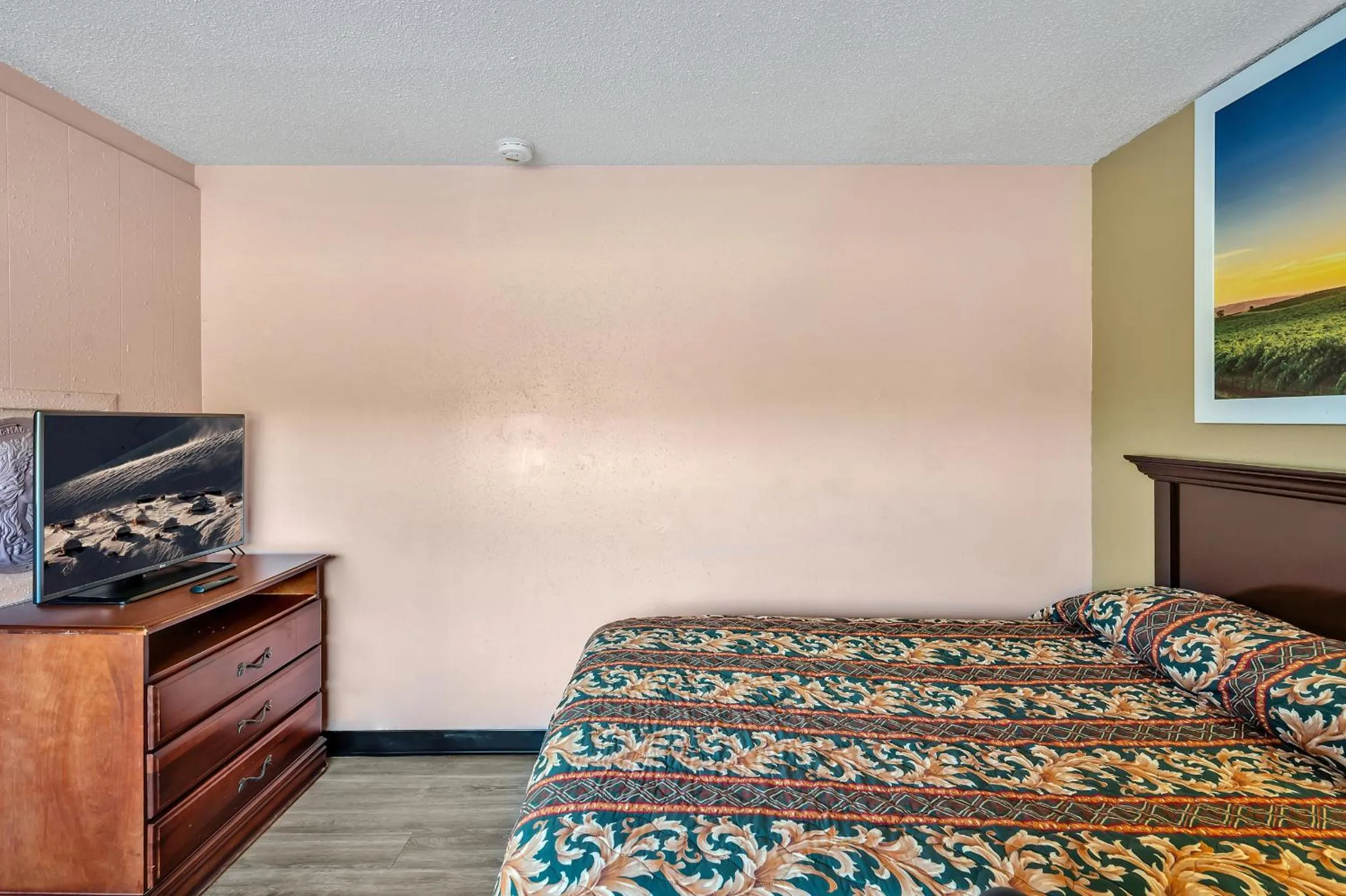 Photo of the whole room, Bed in TRAVELER'S INN