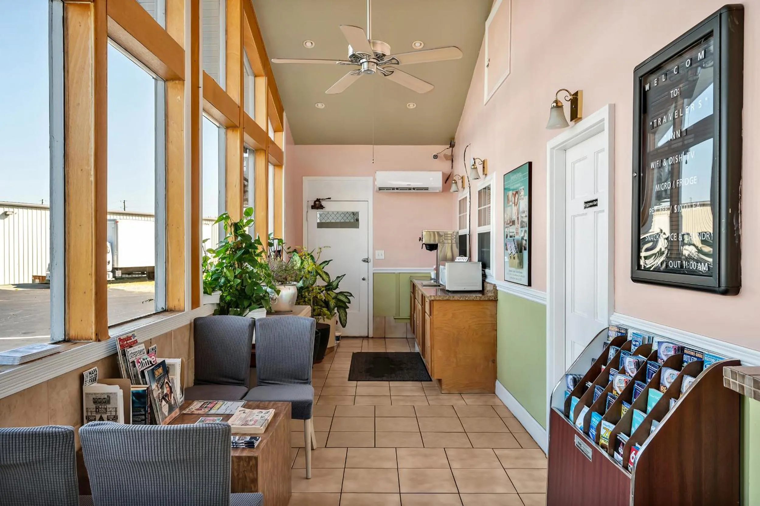 Seating area in TRAVELER'S INN