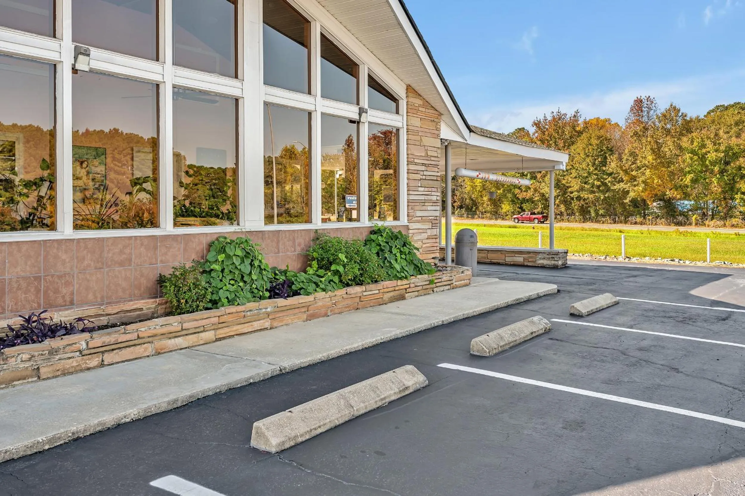 Property building in TRAVELER'S INN