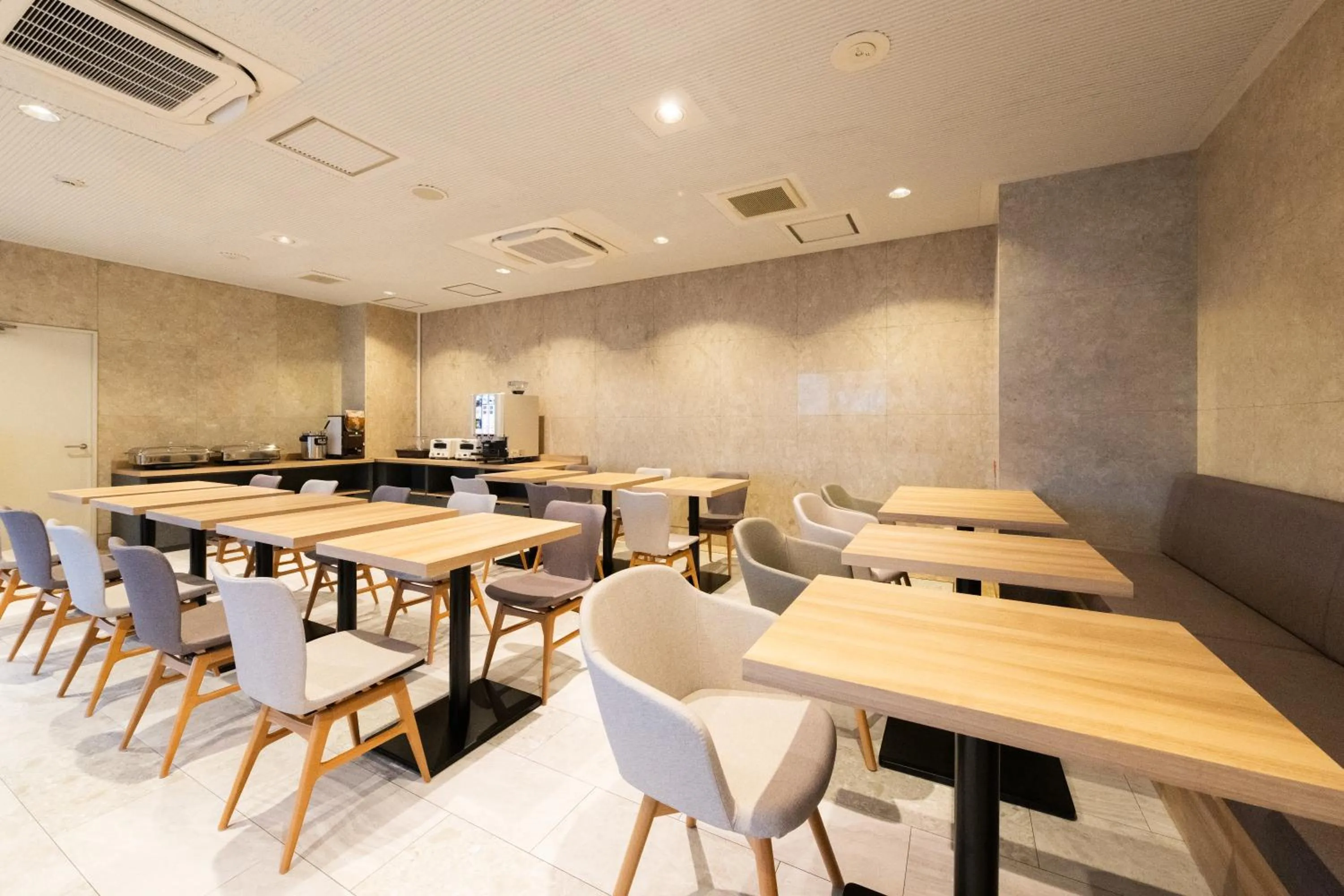 Restaurant/places to eat in Urvest Hotel Kamata