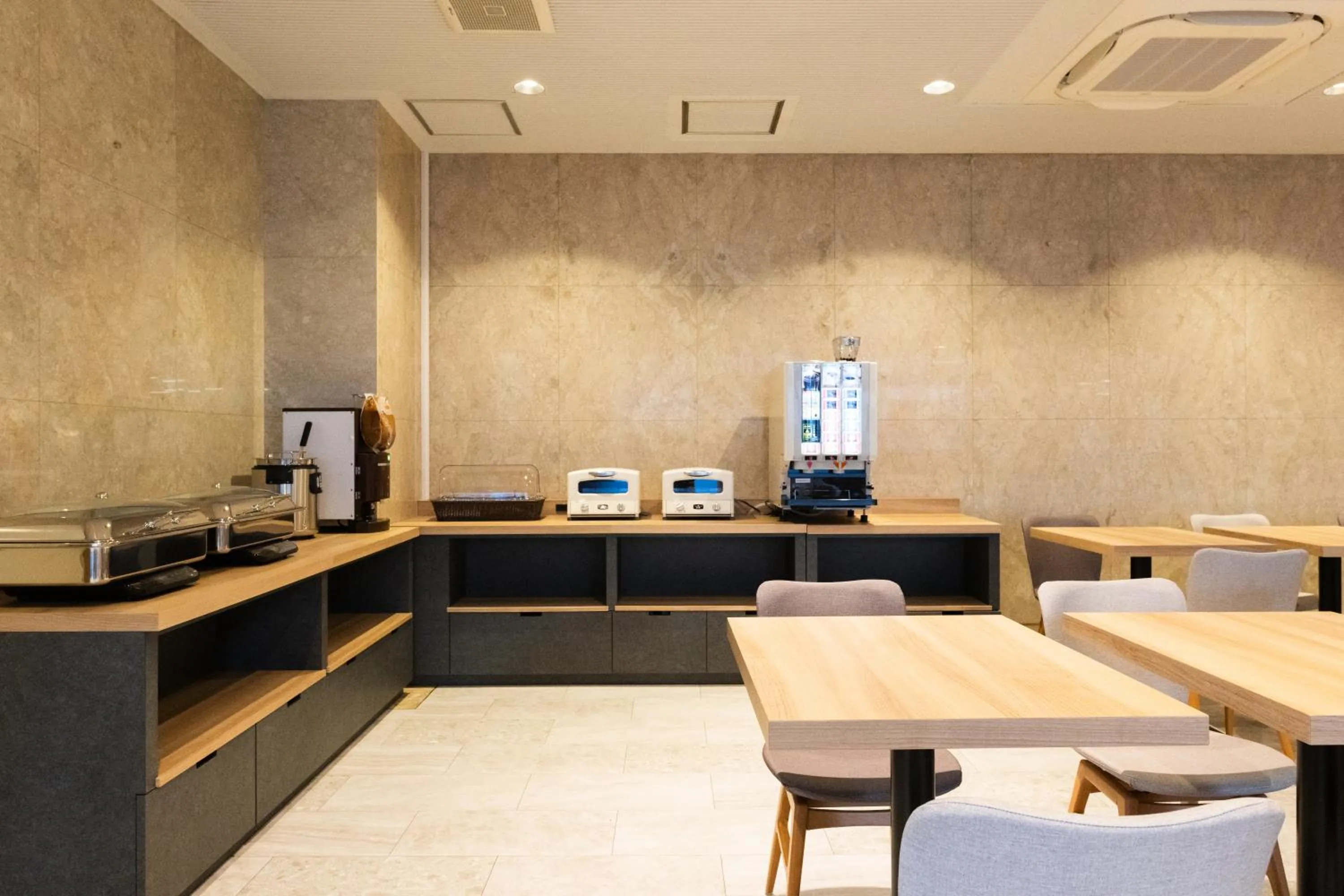 Restaurant/places to eat in Urvest Hotel Kamata