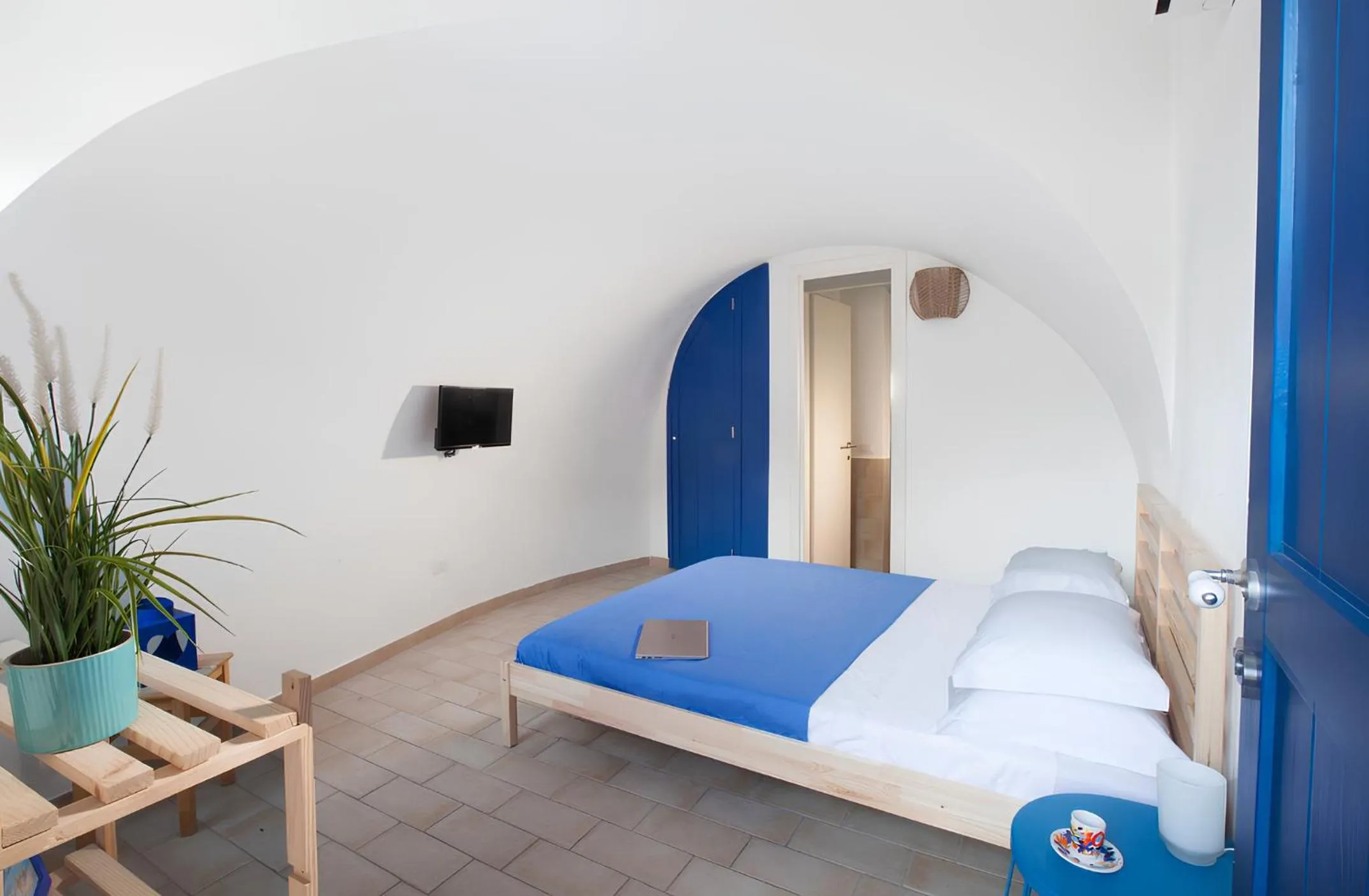 TV and multimedia, Bed in Dragonfly inn Sorrento