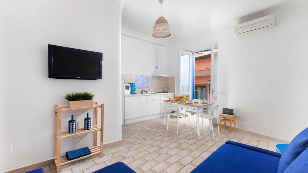 Kitchen or kitchenette in Dragonfly inn Sorrento