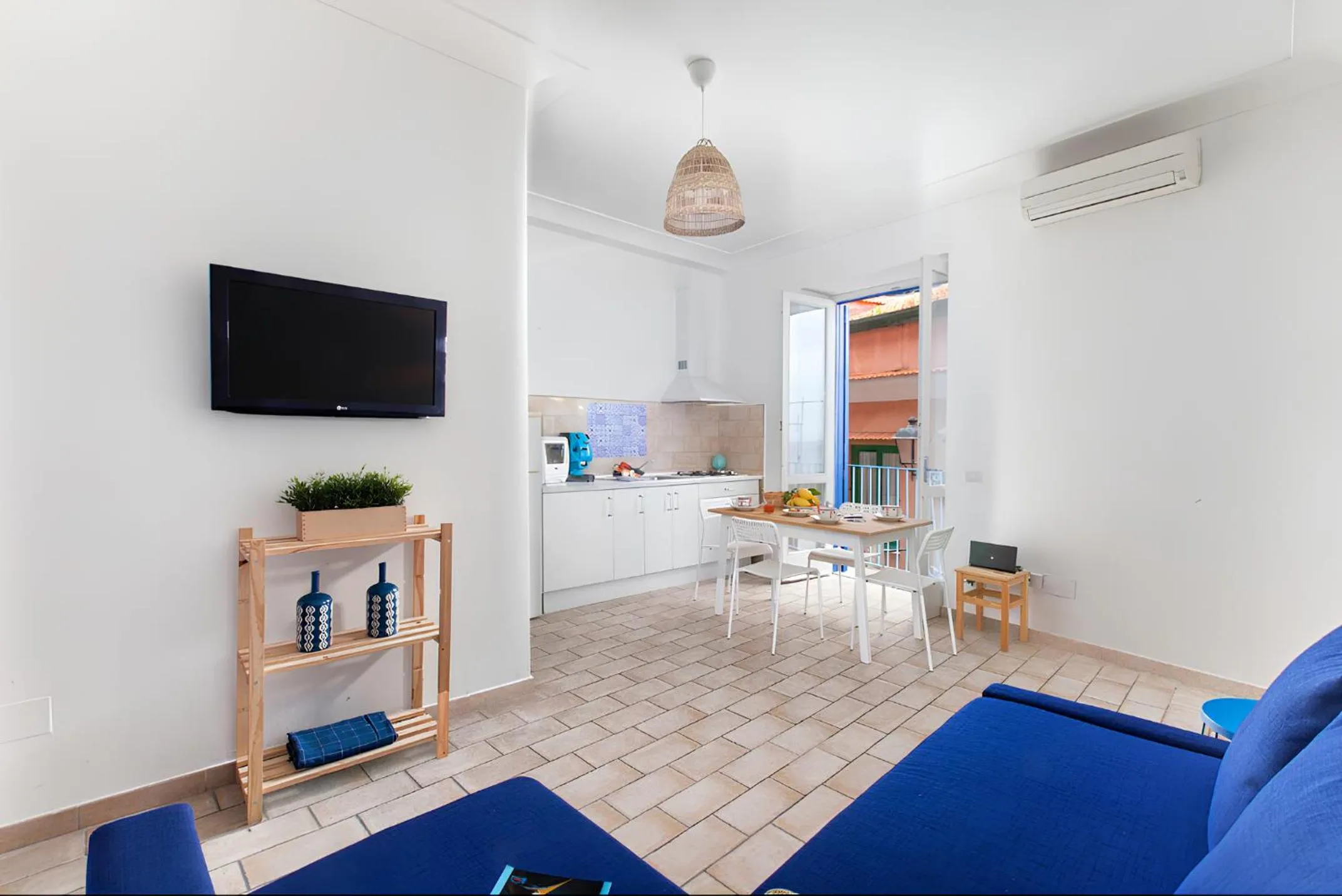 Communal lounge/ TV room in Dragonfly inn Sorrento