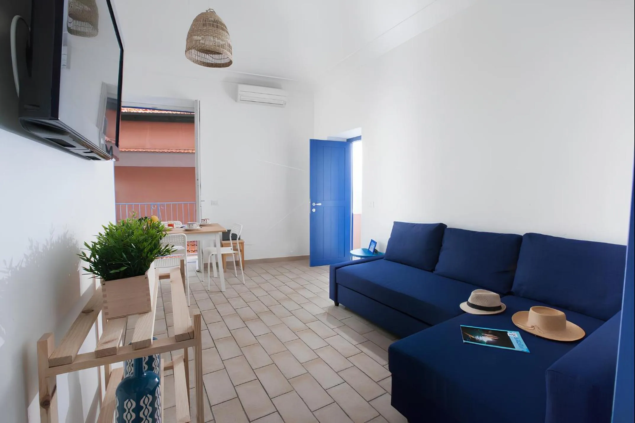 Communal lounge/ TV room in Dragonfly inn Sorrento