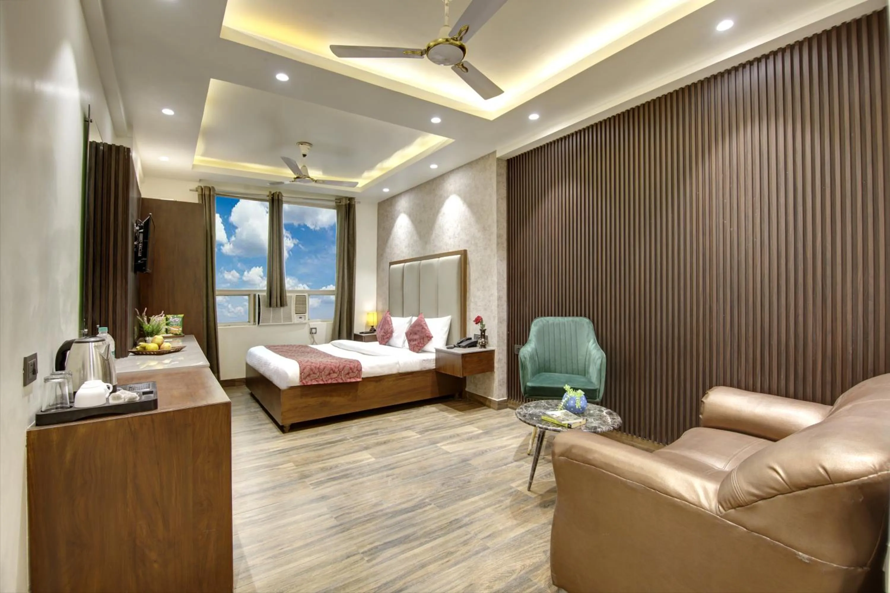 Living room in Hotel Kashish Plaza - 5 Mins From Metro Station