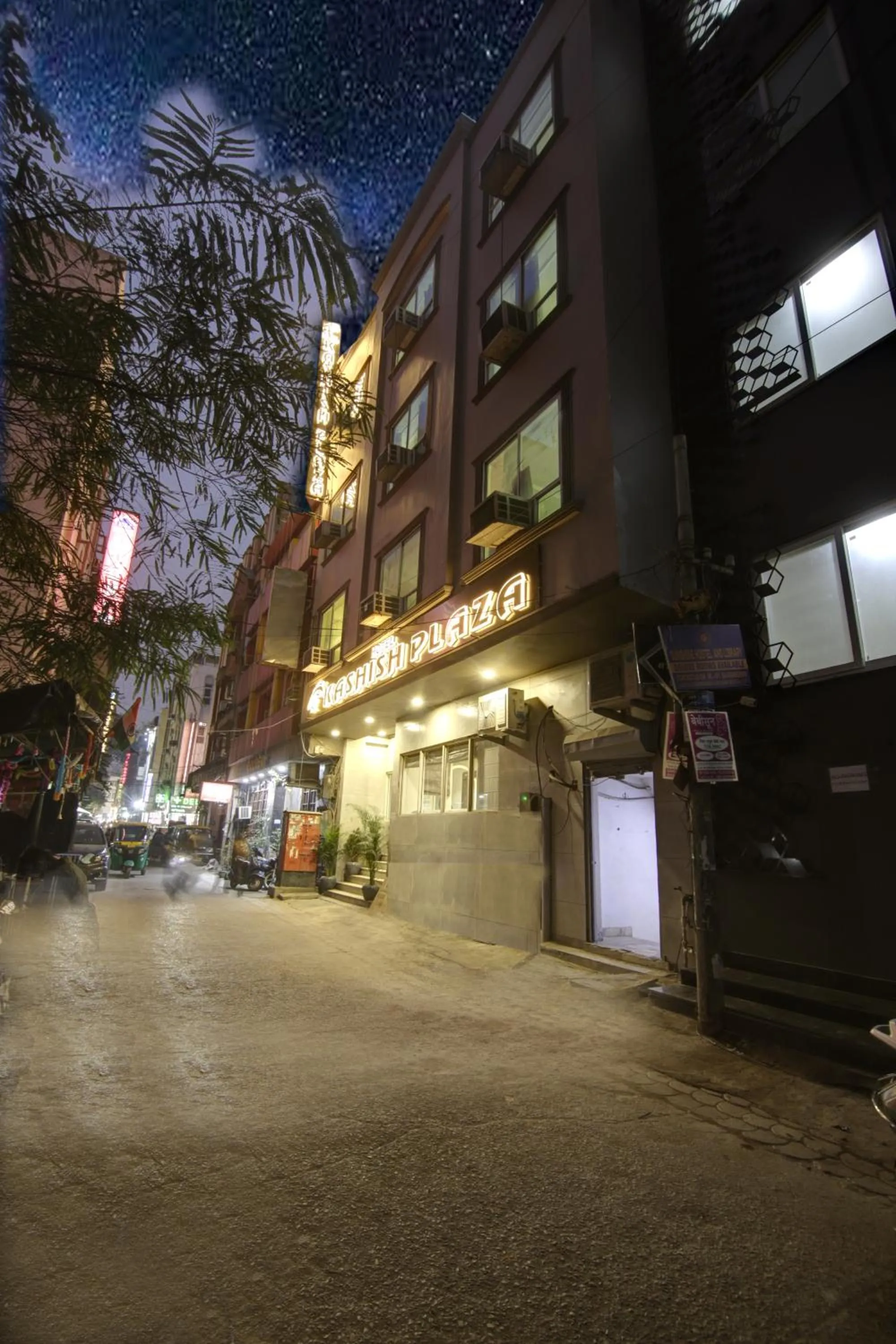 Property building in Hotel Kashish Plaza - 5 Mins From Metro Station