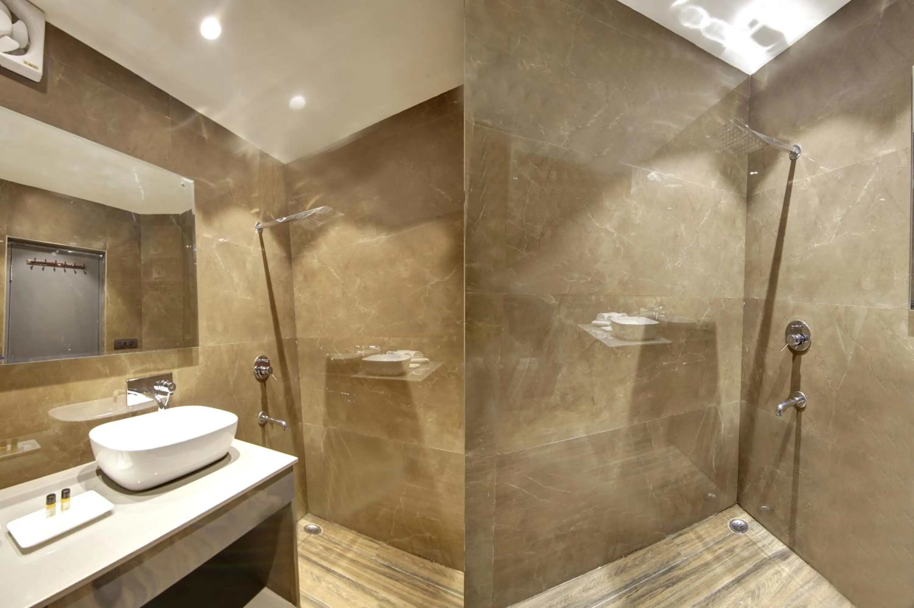 Shower in Hotel Kashish Plaza - 5 Mins From Metro Station