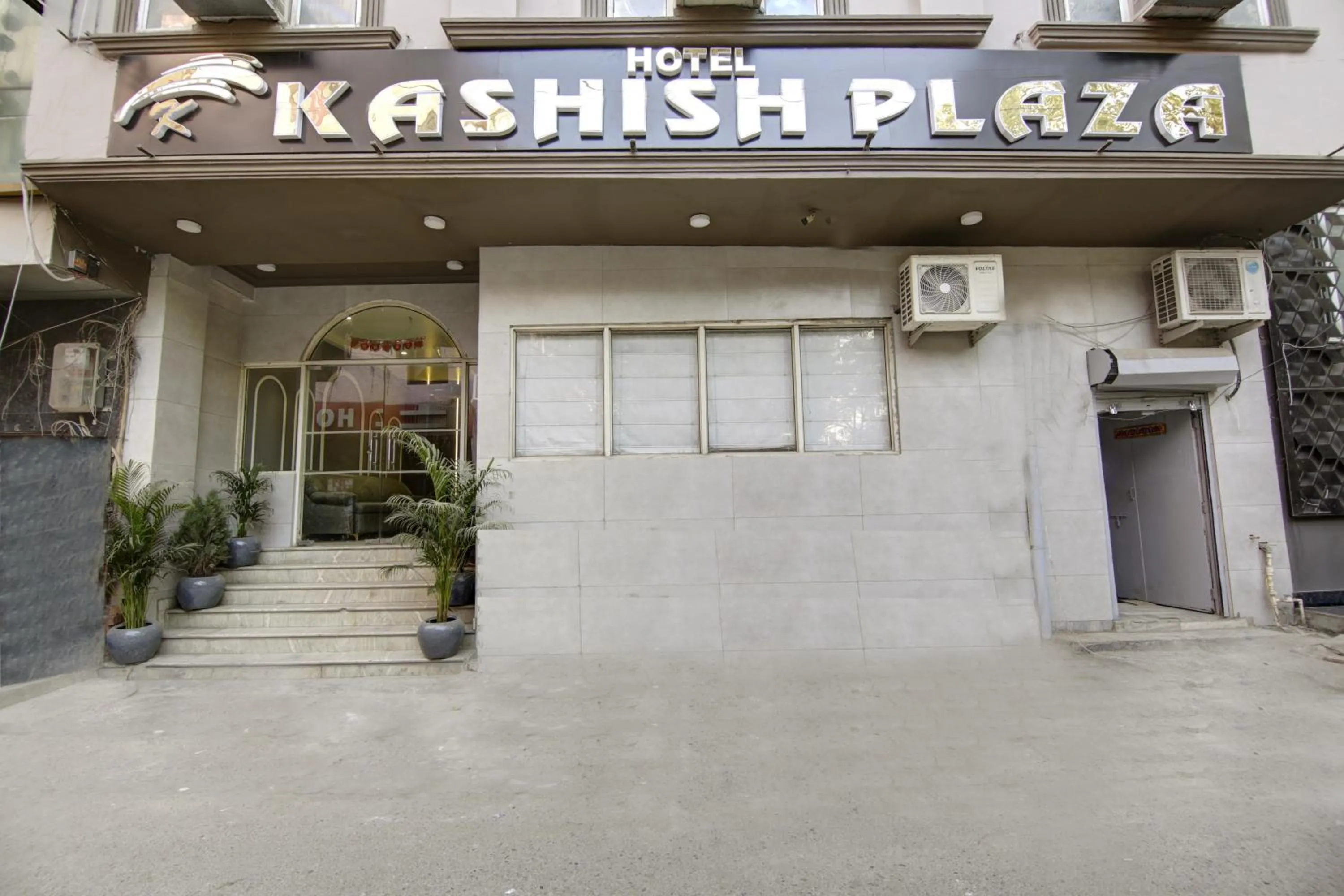 Property building in Hotel Kashish Plaza - 5 Mins From Metro Station