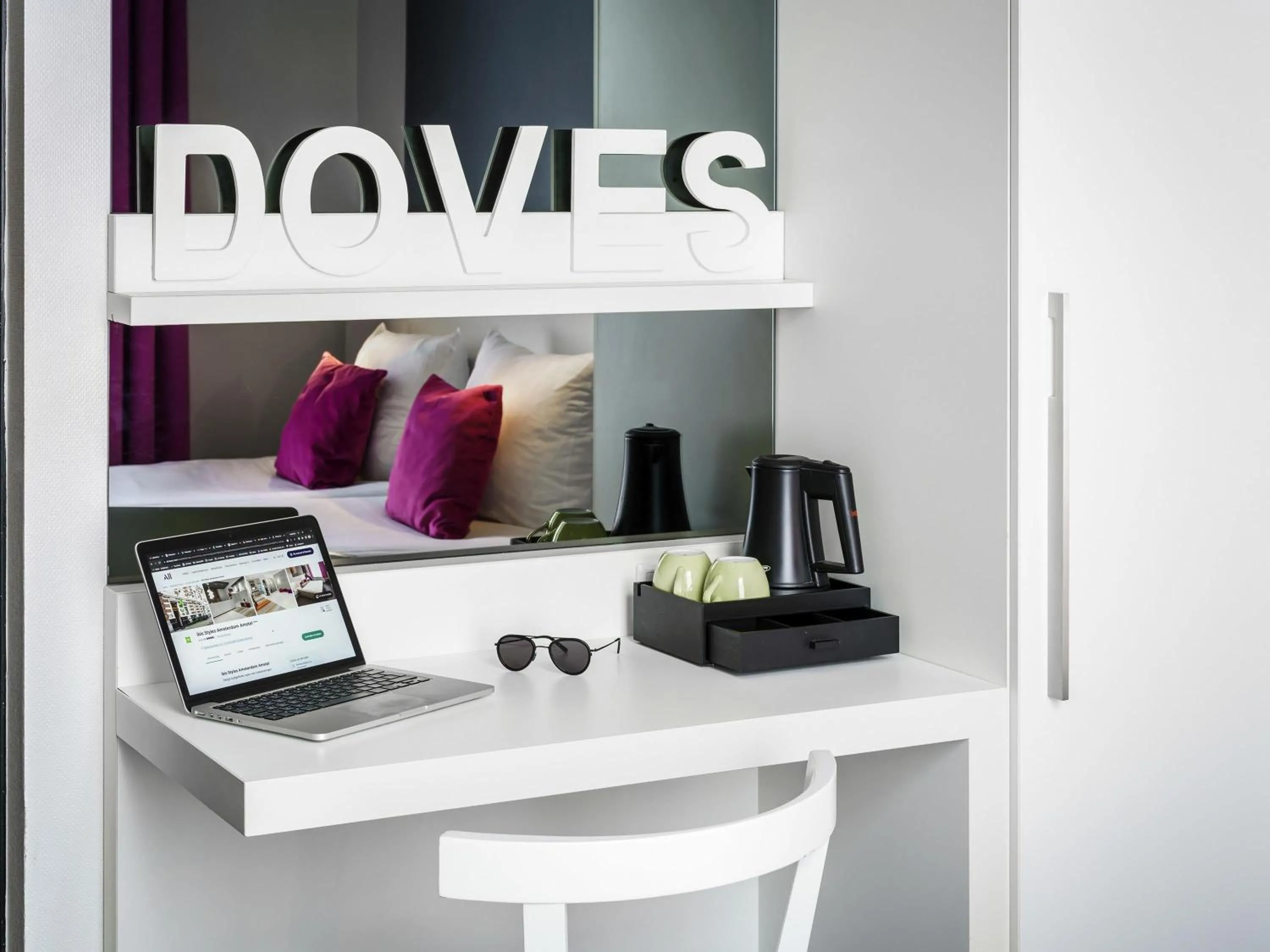 Bedroom in ibis Styles Amsterdam Amstel