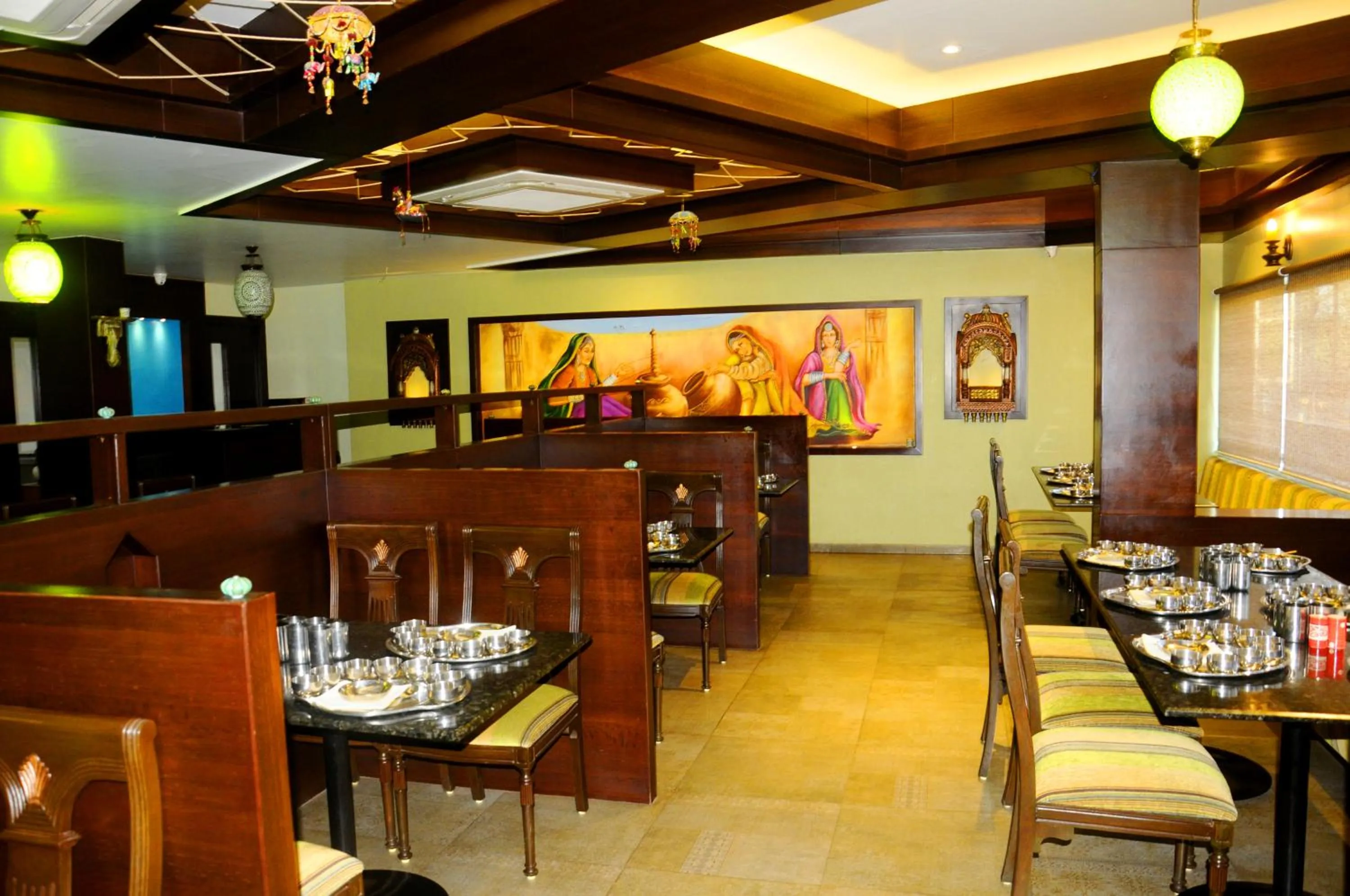 Restaurant/places to eat in Hotel Ashray