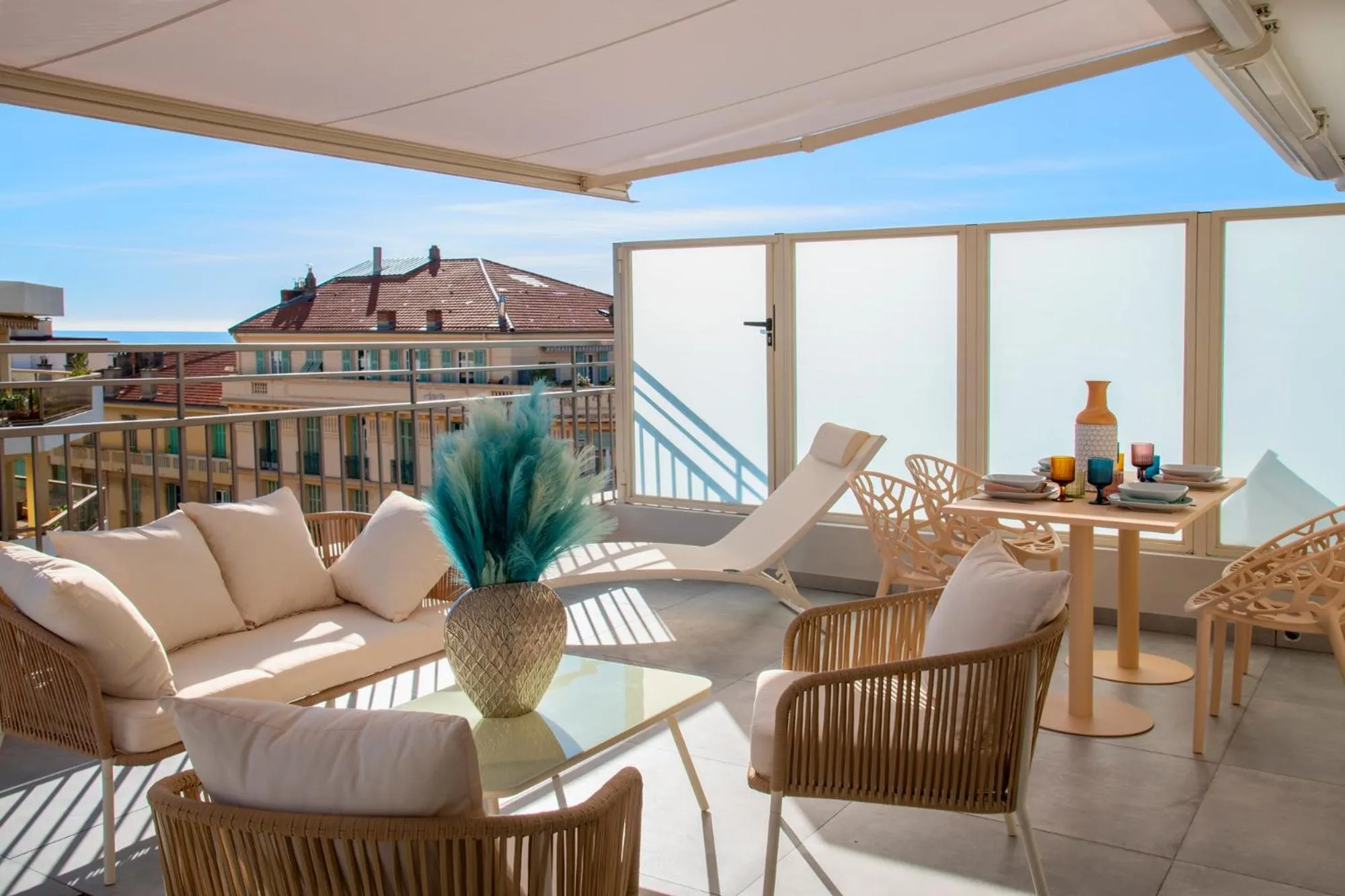 Balcony/Terrace in Résidence Hôtelière Chambord au coeur de Menton - entièrement rénovée