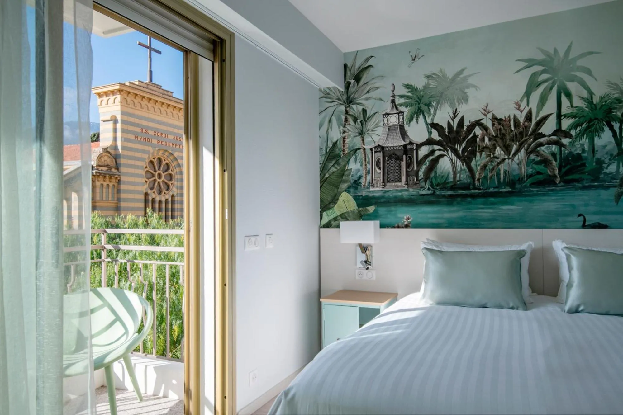 Bed in Résidence Hôtelière Chambord au coeur de Menton - entièrement rénovée