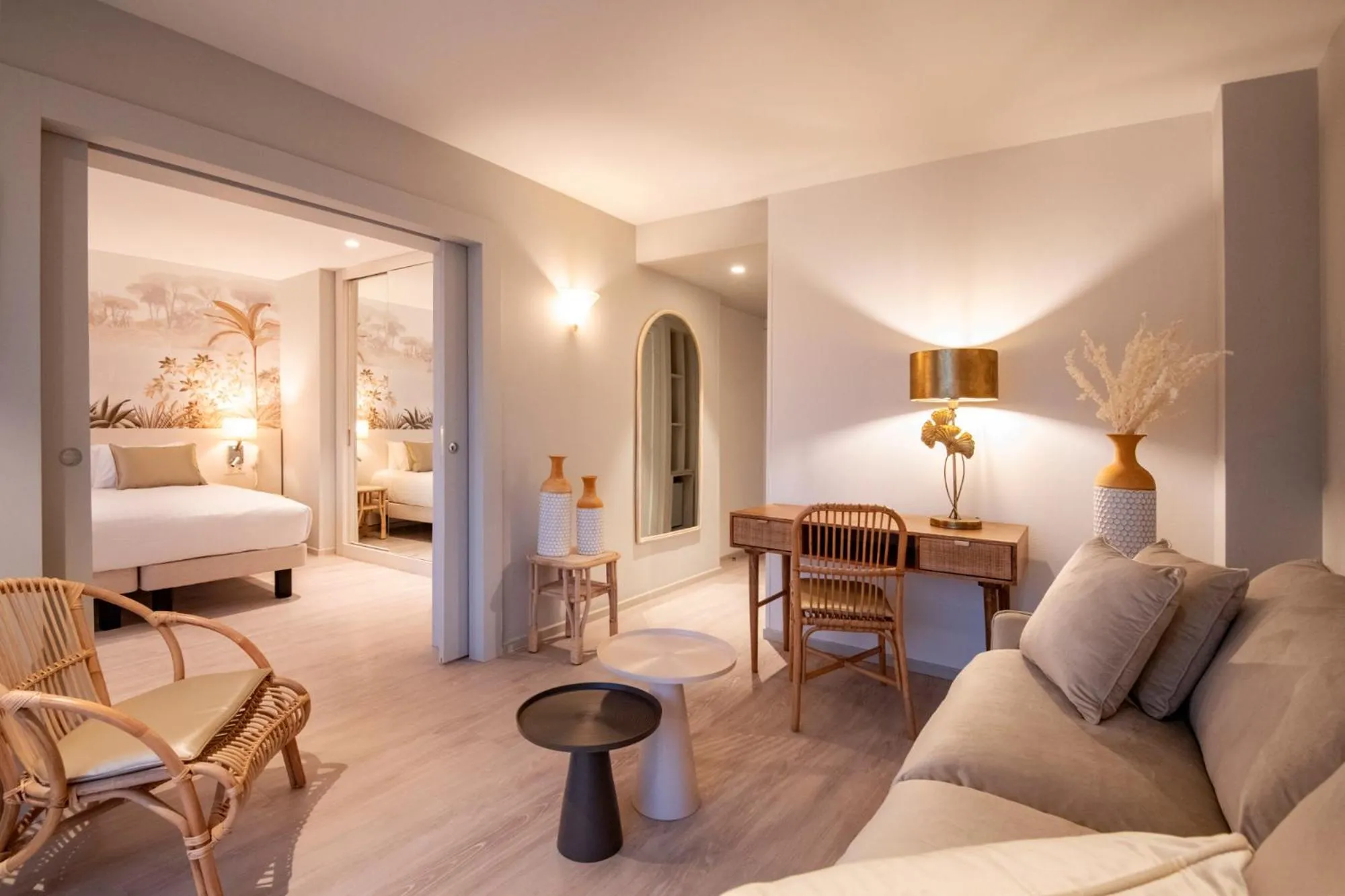 Bed in Résidence Hôtelière Chambord au coeur de Menton - entièrement rénovée