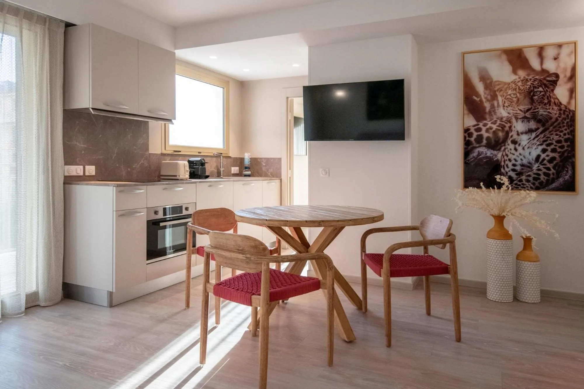 TV and multimedia in Résidence Hôtelière Chambord au coeur de Menton - entièrement rénovée