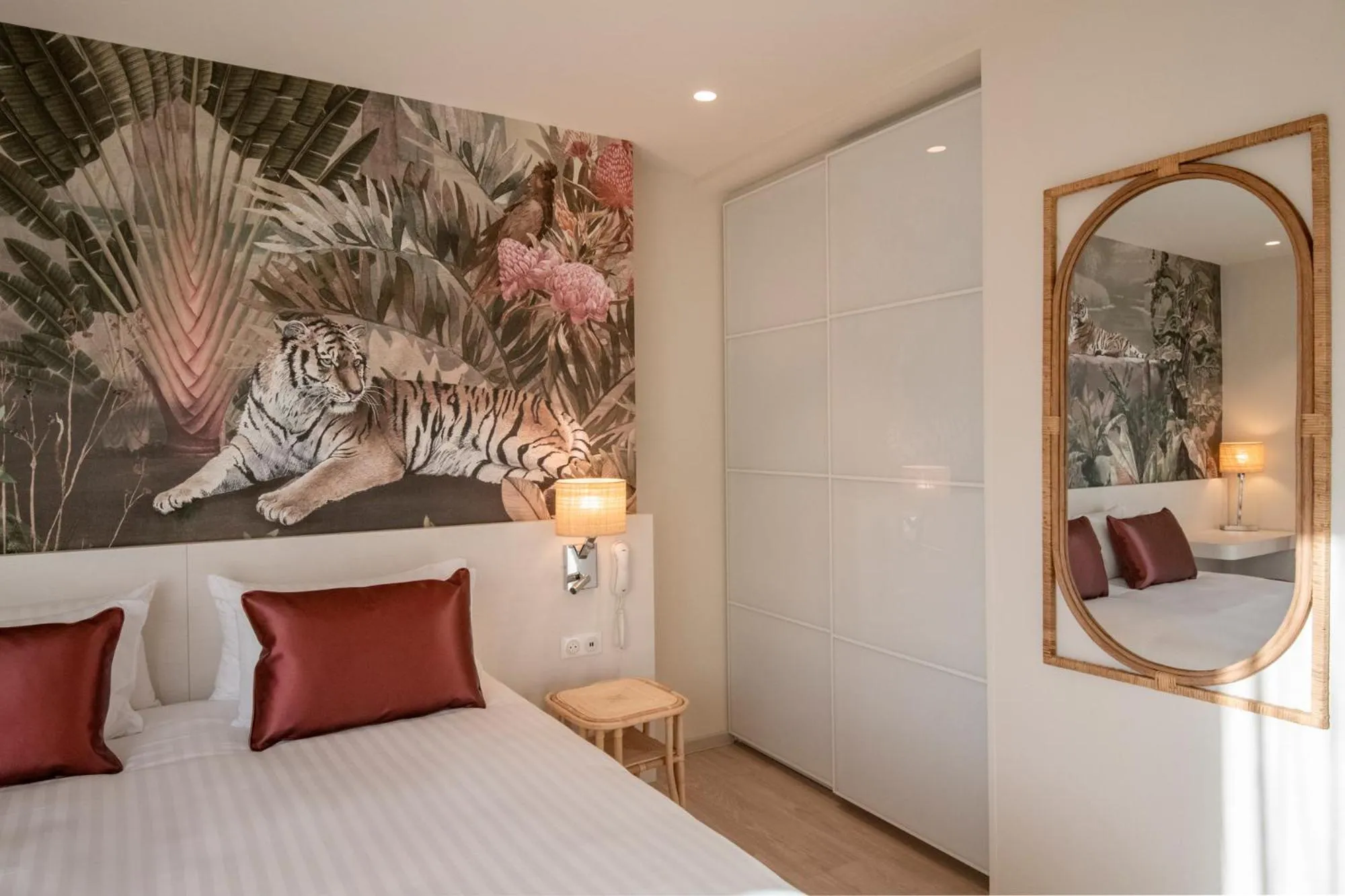 Bed in Résidence Hôtelière Chambord au coeur de Menton - entièrement rénovée