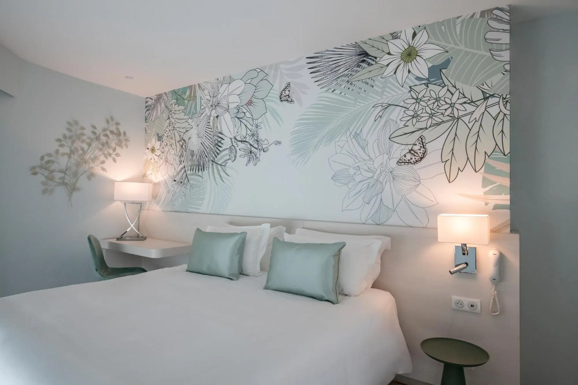 Bed in Résidence Hôtelière Chambord au coeur de Menton - entièrement rénovée